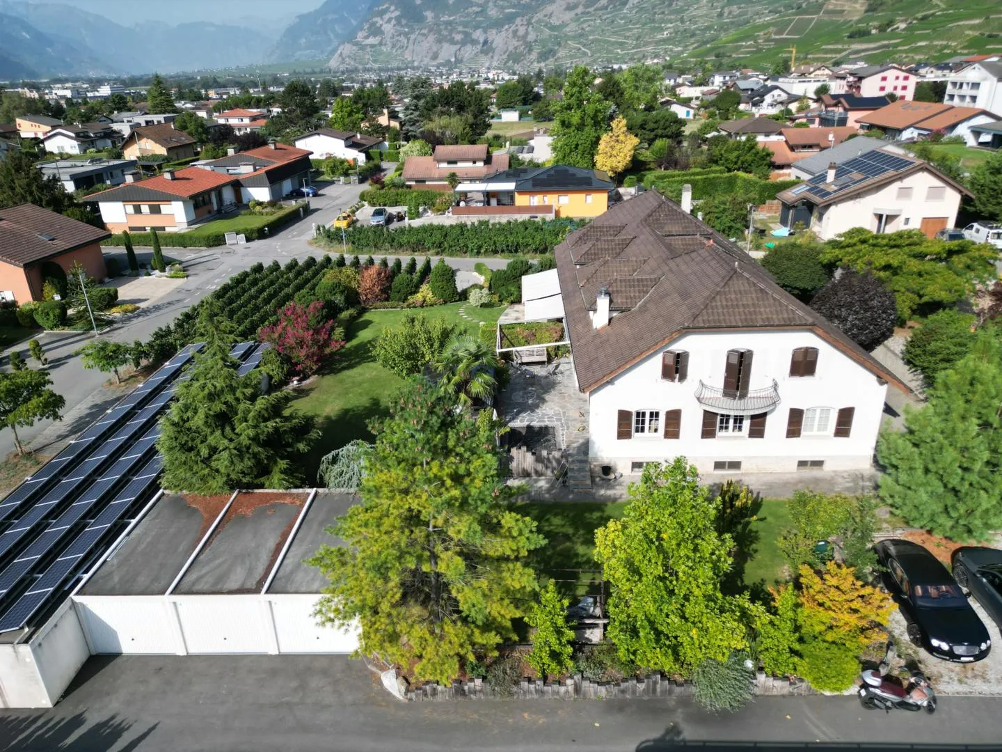 Villa gemella unica ristrutturata di 7,5 stanze di 375m2 a Conthey - Foto 1 di 13