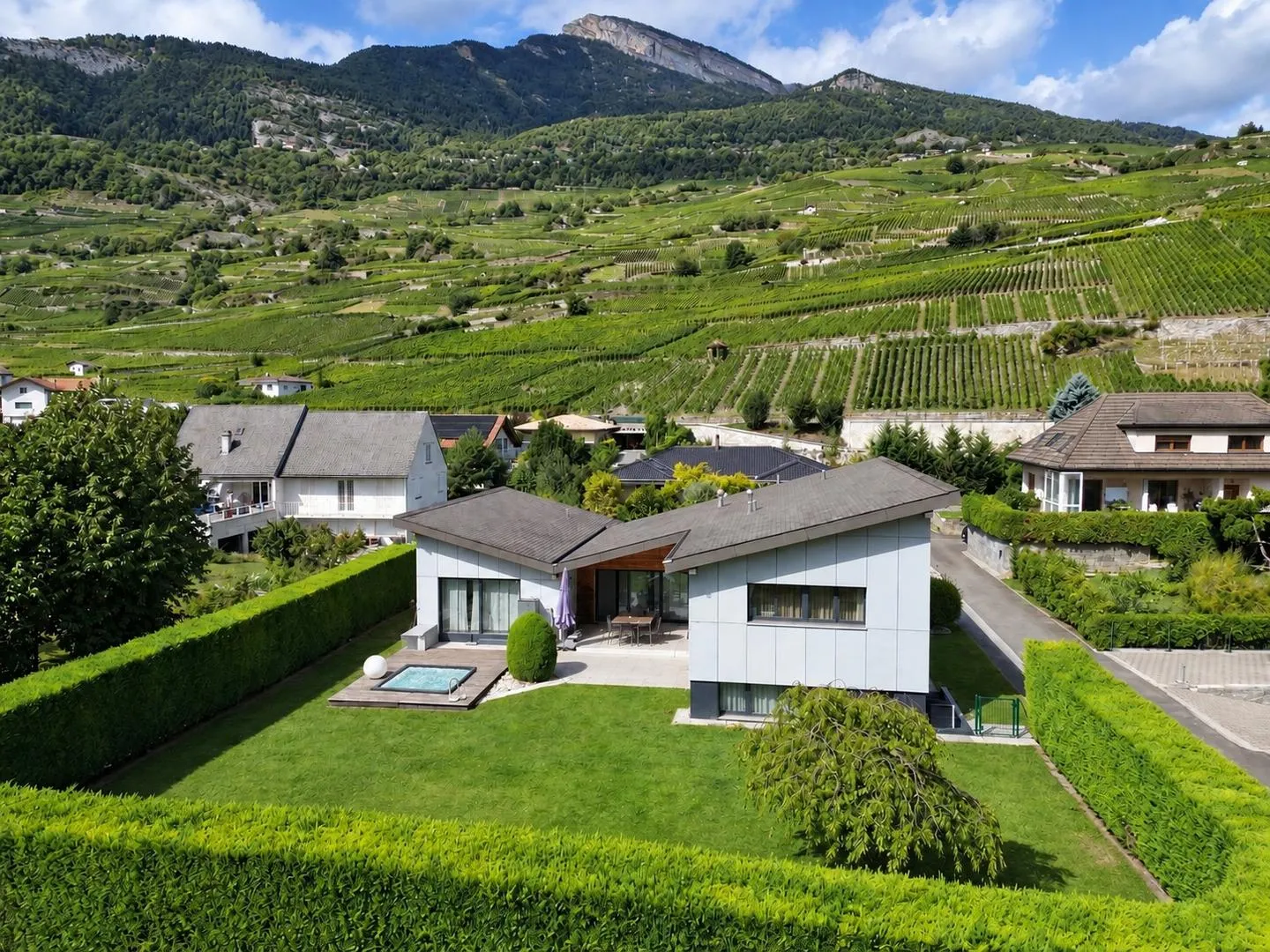 Geräumige Villa 5,5 Zimmer mit 2,5 Zimmer Wohnung von 241m2 in Vétroz - Foto 1 von 13