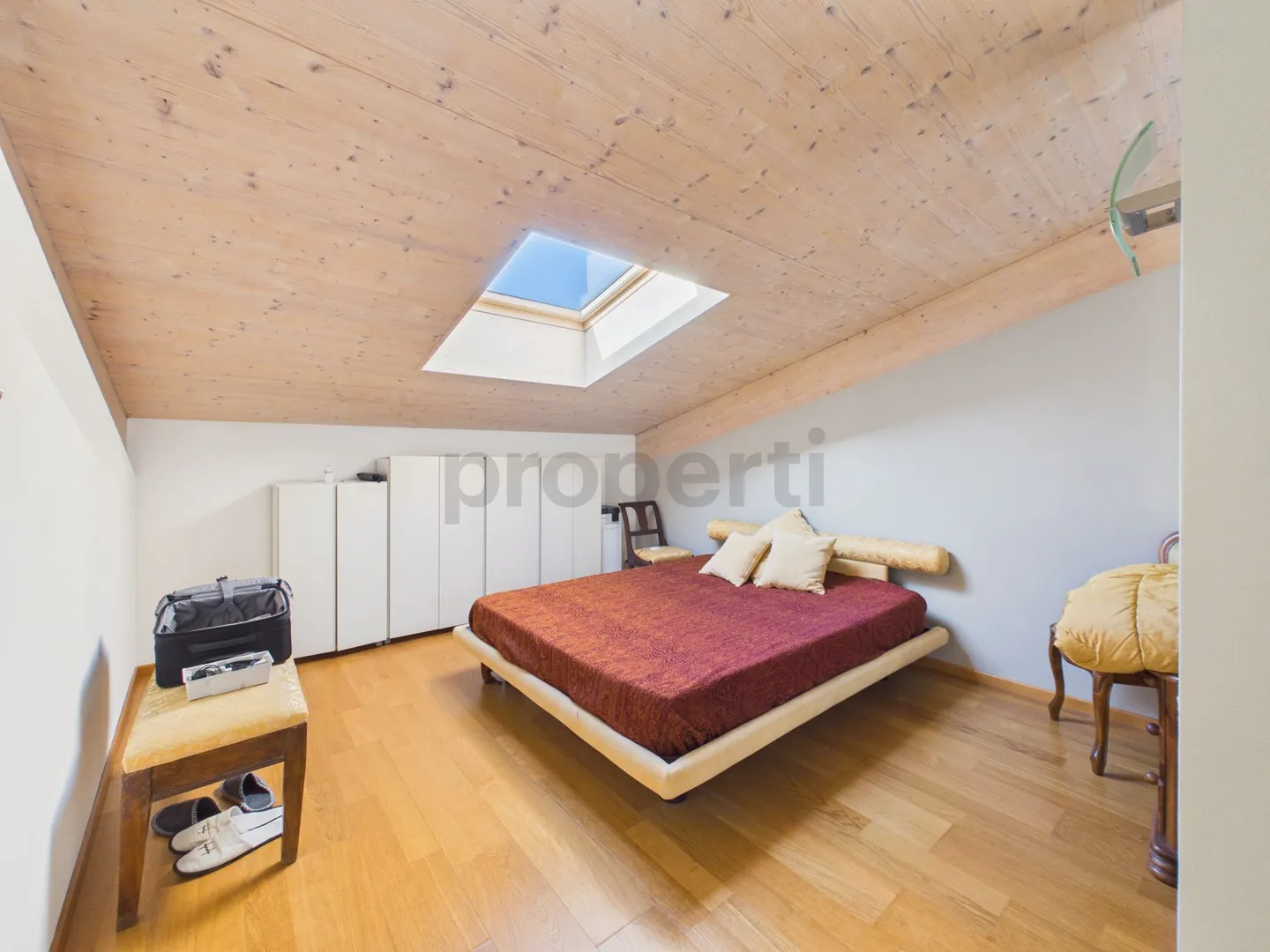 Palazzina ristrutturata composta da attico e due appartamenti, a Contone - Foto 4 von 13