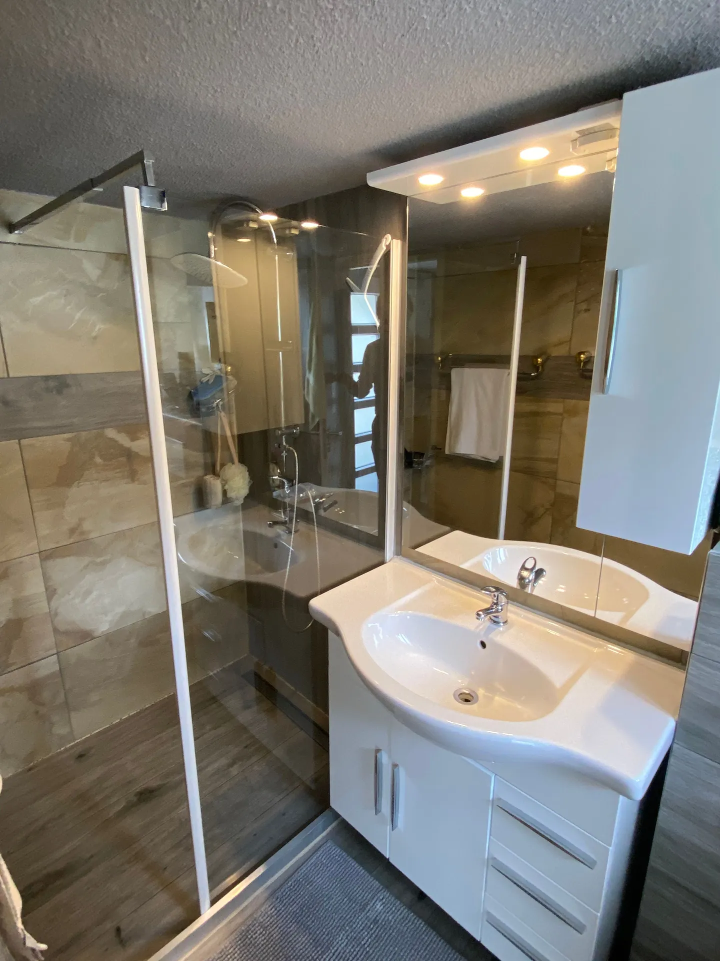 Moderne 10-Zimmer-Villa mit inkludierter Mietwohnung - Foto 10 von 13