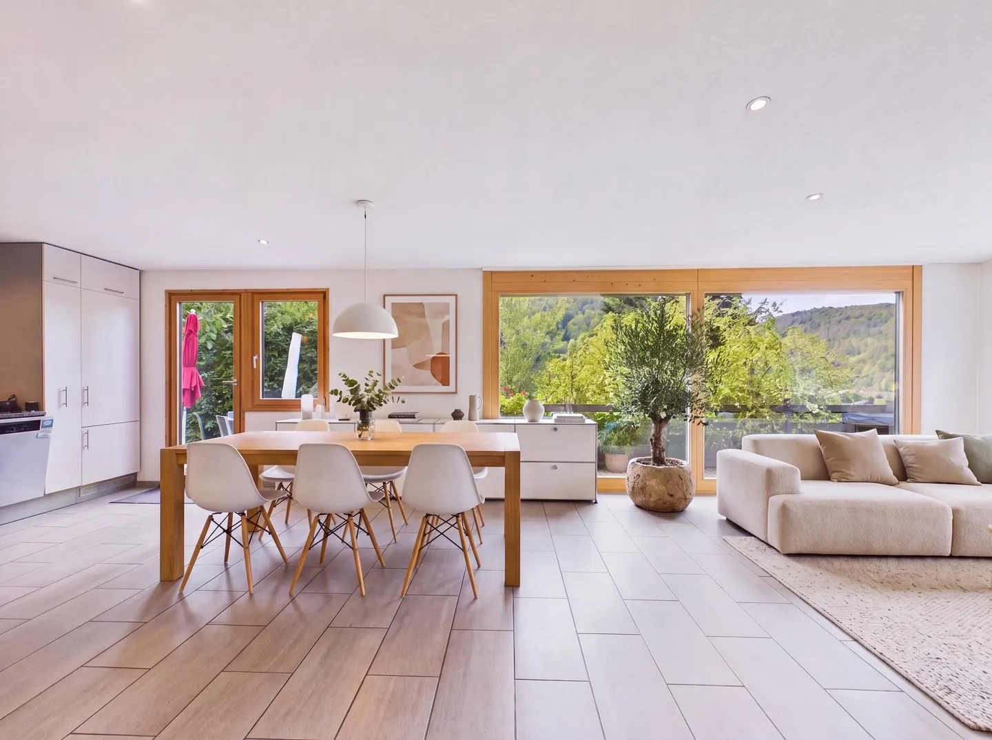 Grosszügiger Grundriss, Idyllischer Balkon & Frisch Renoviert im Jahr 2024! - Foto 5 von 13