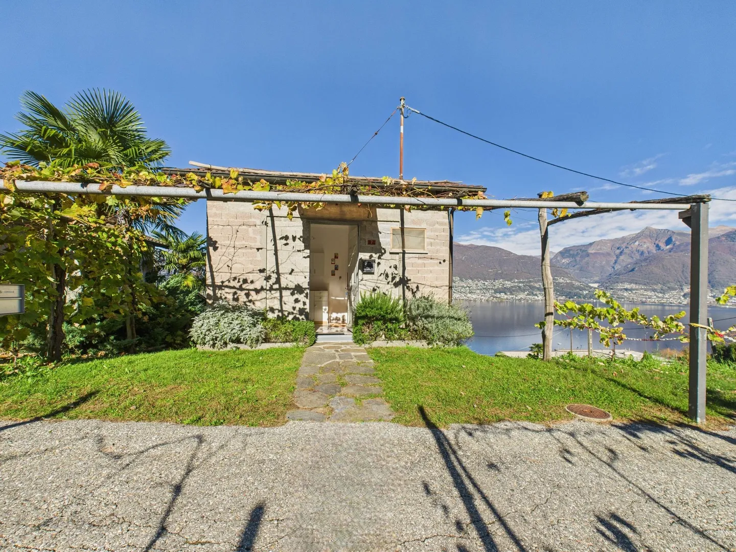 Building plot with rustic and breathtaking view of Lake Maggiore in Vairano (Gambarogno, Ticino) Primary residence / Building plot with rustic and breathtaking lake view in Vairano (Gambarogno, Ticino) First apartment - Photo 2 of 13