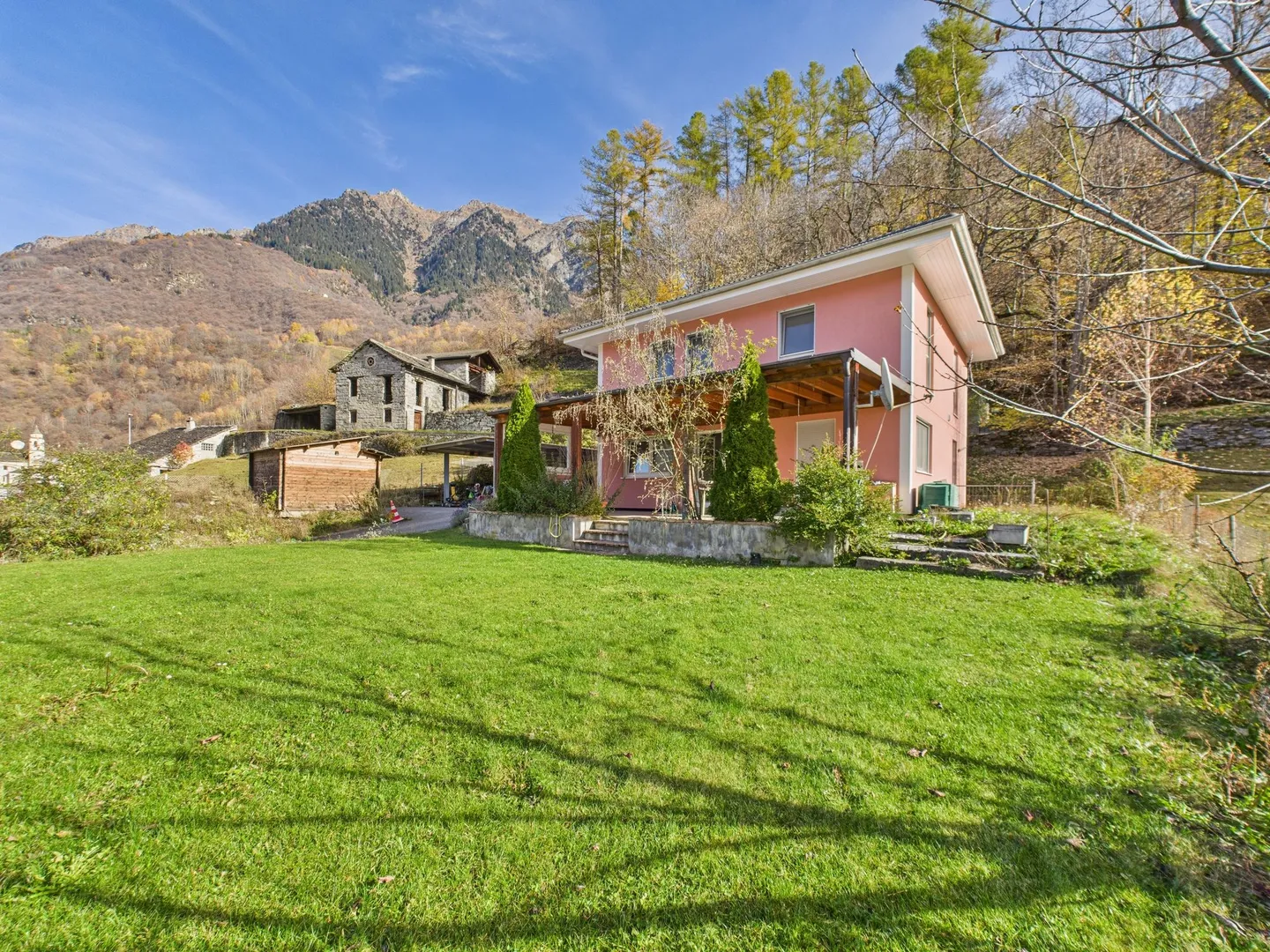 Charmante Villa in Blenio - modernes Design und großzügige Räume in malerischer Umgebung - Foto 2 von 13