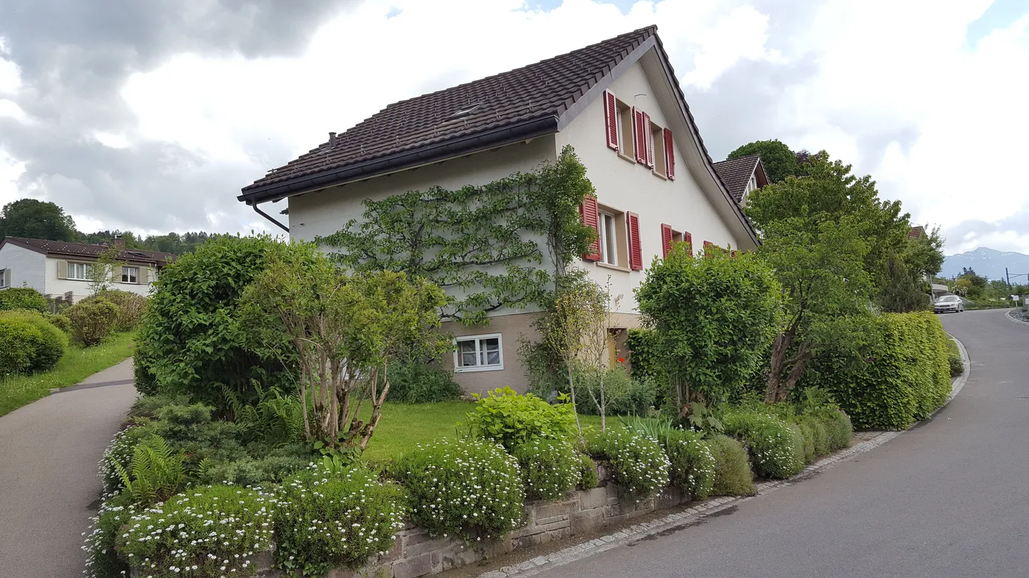 Modernes Familienhaus mit Balkon - Foto 1 von 8