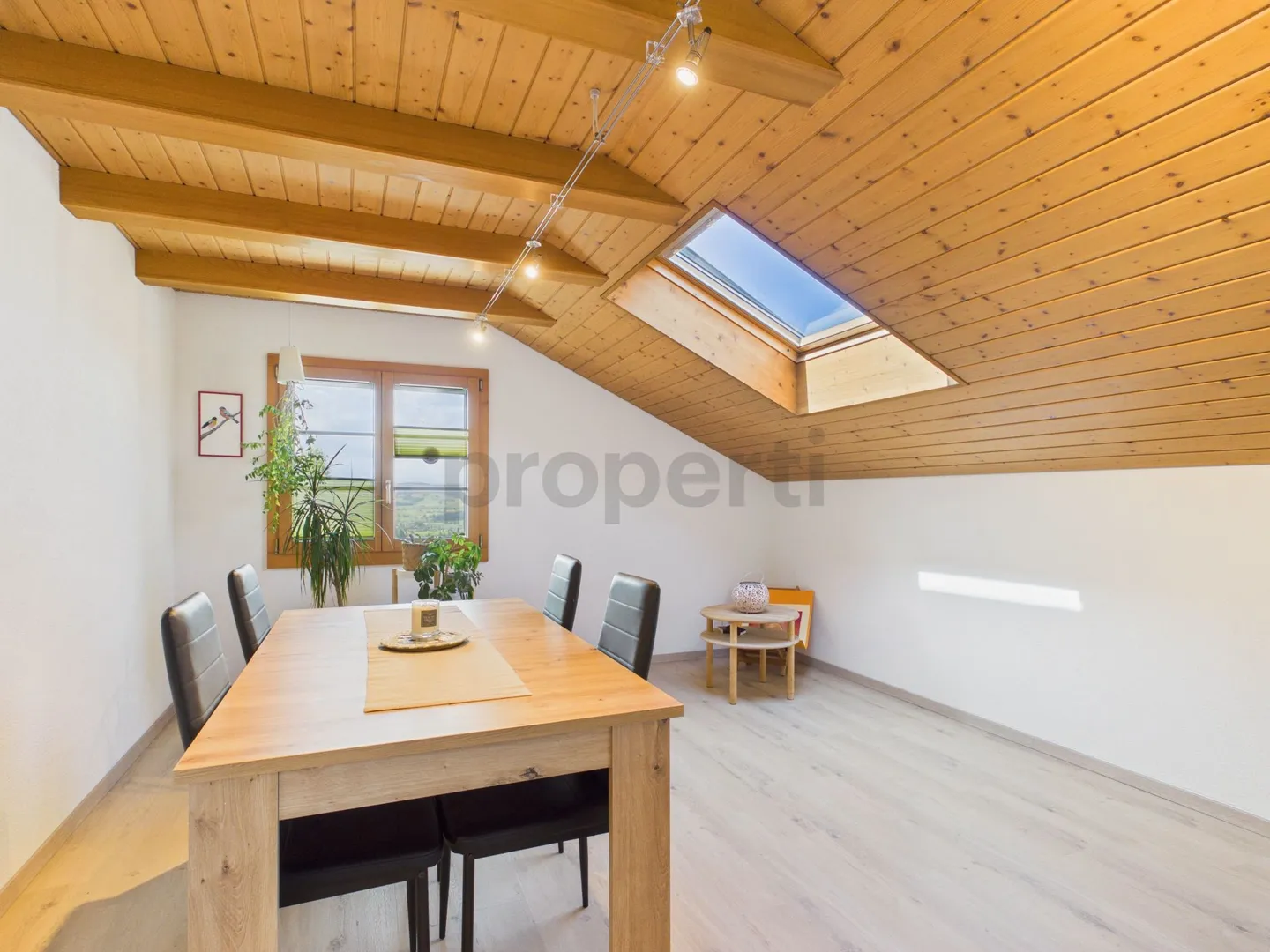 Balcon avec vue sur le lac de Sempach, fraîchement rénové et avec sa propre tour de lavage - Photo 2 sur 9