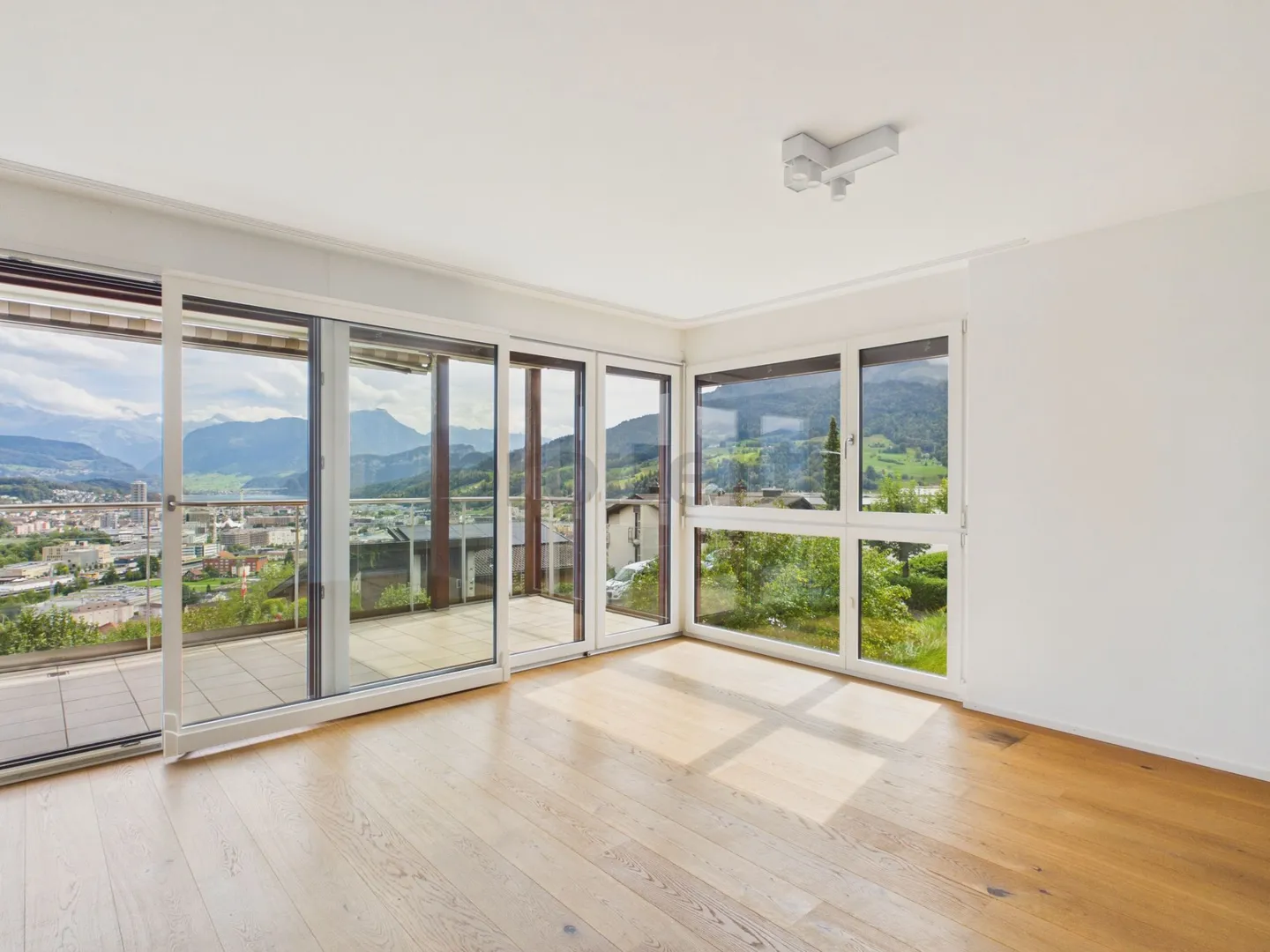 Dreamlike view of Lake Lucerne: Cozy fireplace, utility room with washing tower and two underground parking spaces - Photo 1 of 13