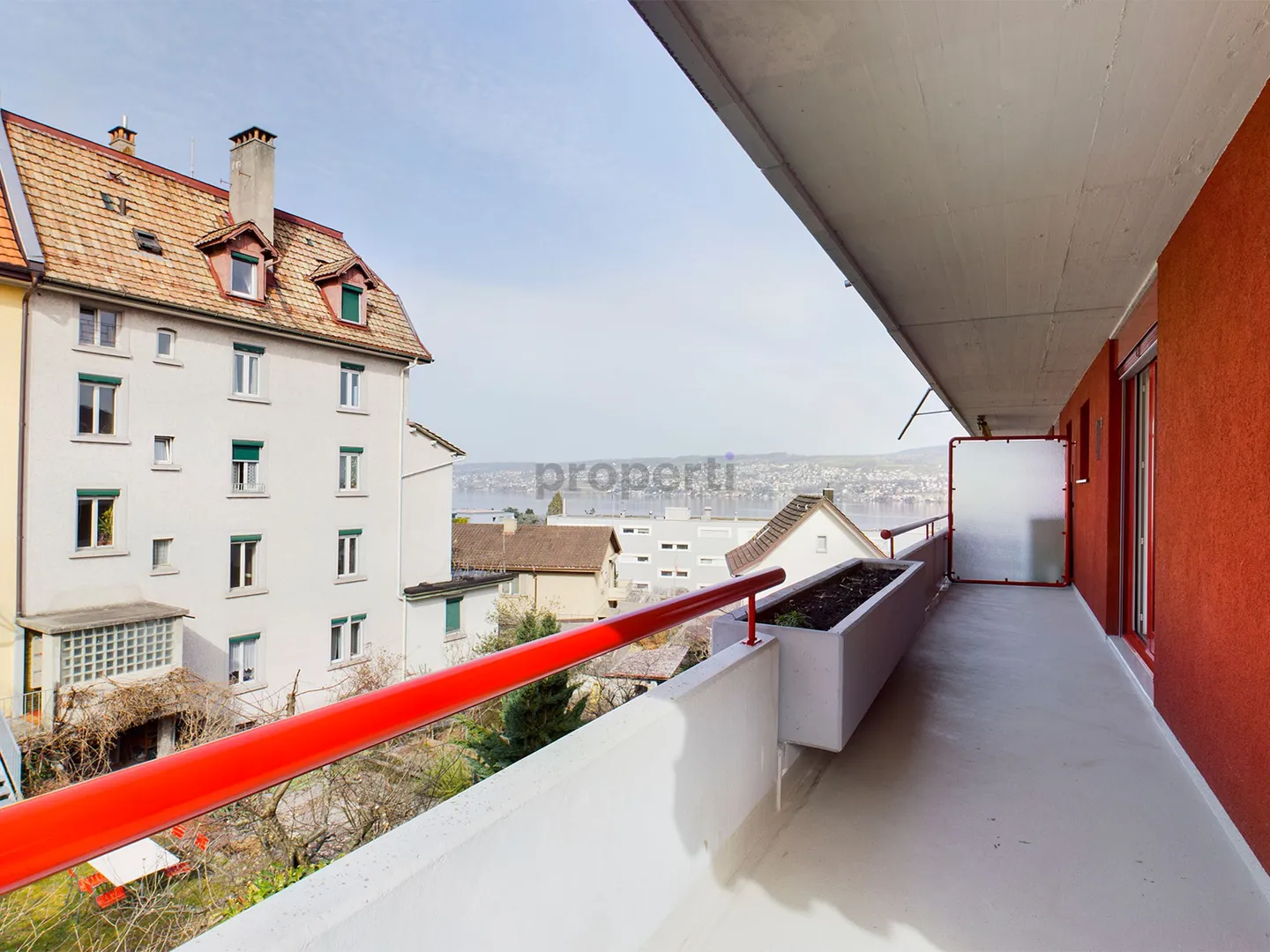Appartamento attraente e ristrutturato di 2,5 stanze con grande balcone e vista lago a Horgen - Foto 2 di 10