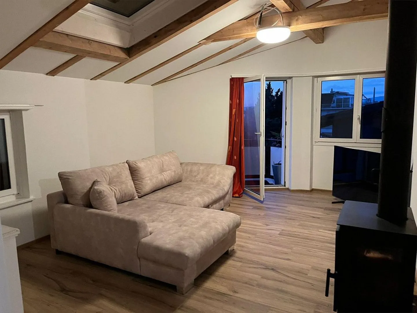 Modern 3.5-room attic apartment with beautiful views in charming Bäch SZ - Photo 1 of 9