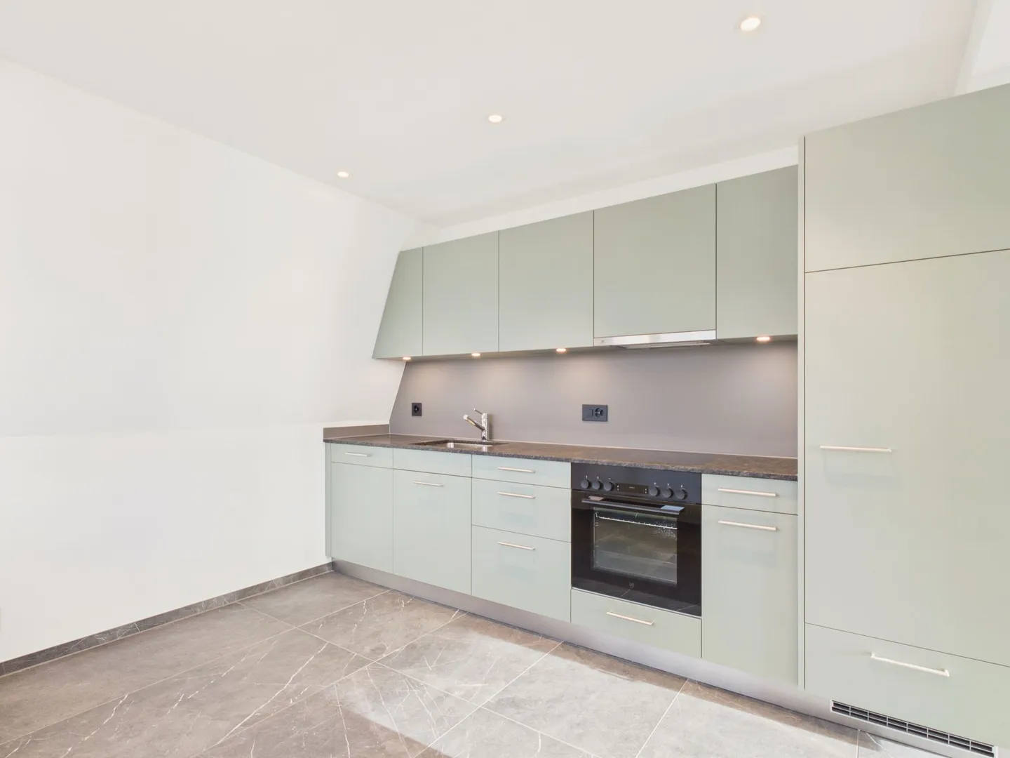 Moderne 2.5-Zimmer-Wohnung mit Pool - Foto 4 von 12