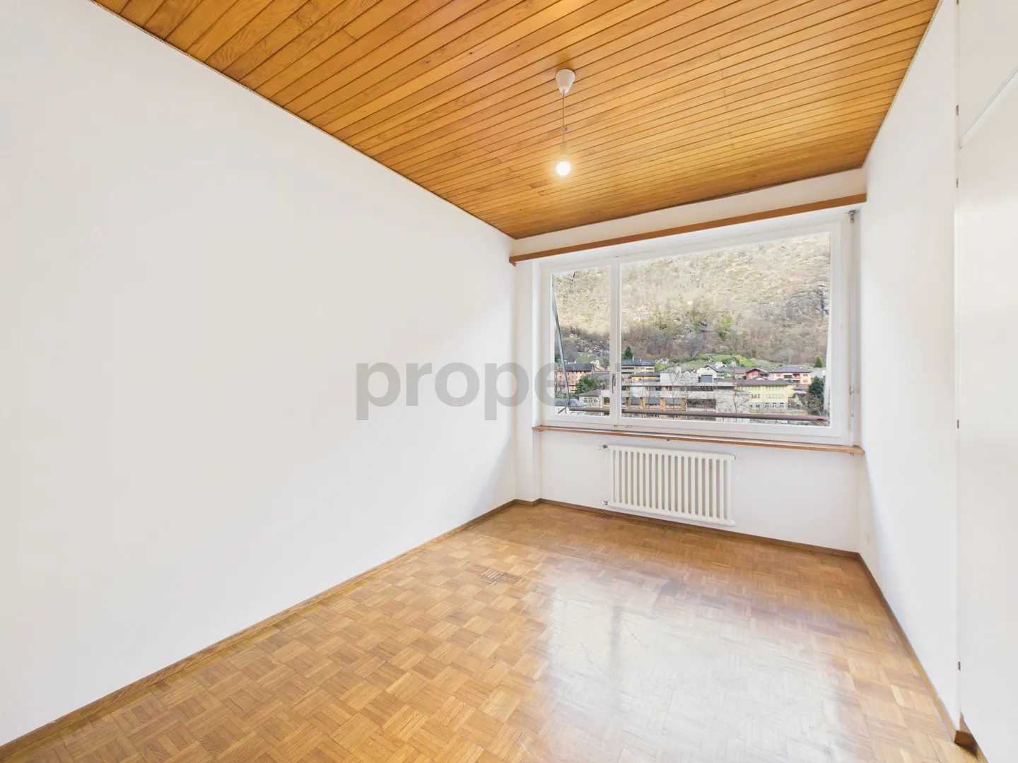 Luminoso appartamento in villa bifamiliare di 8 locali con ampio giardino a Giornico - Photo 8 of 13