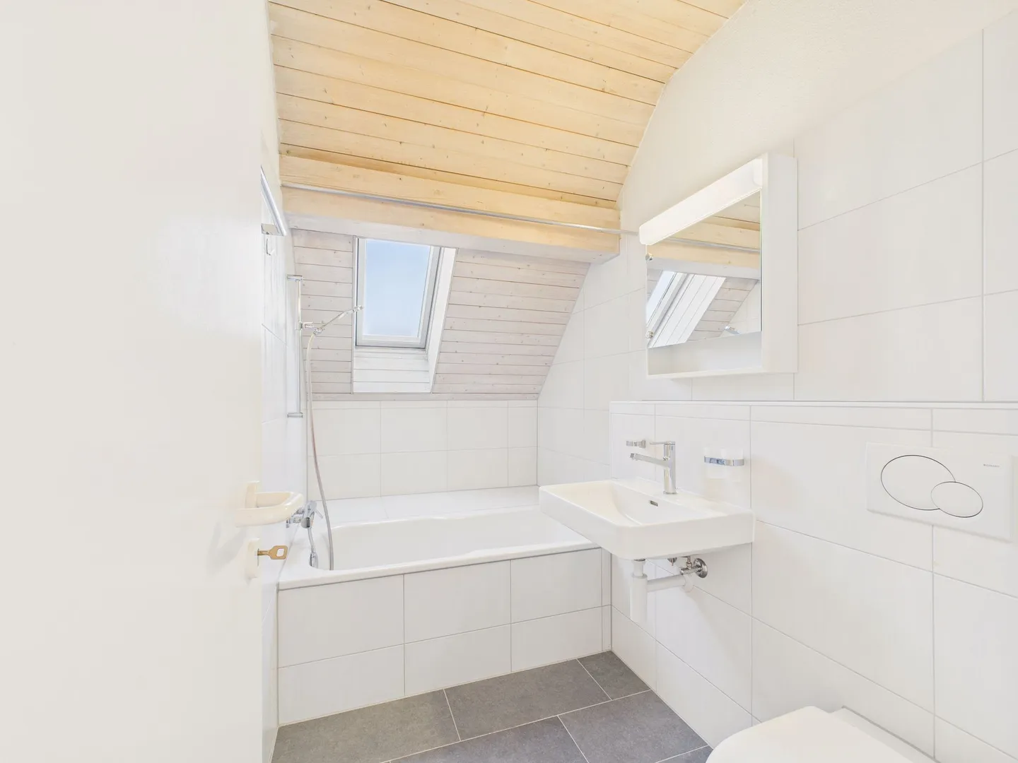 Moderno appartamento mansardato di 2,5 locali con cantina e parcheggio, Biel-Benken - Foto 9 di 13