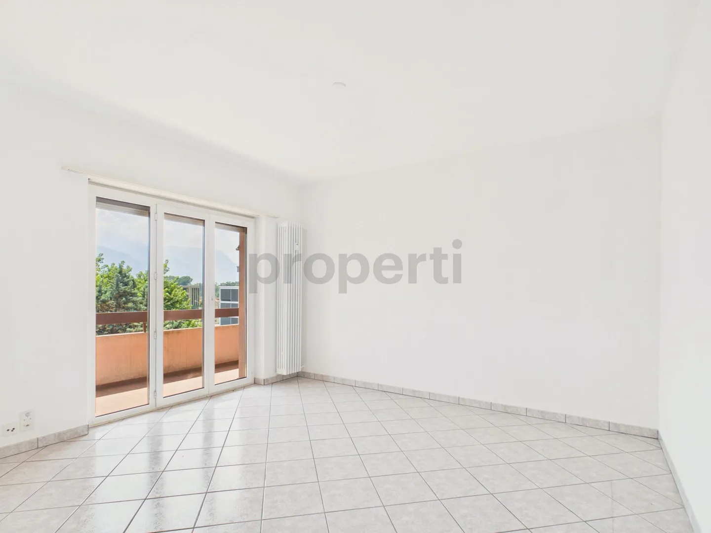 Appartamento soleggiato con balconi - Foto 4 di 10