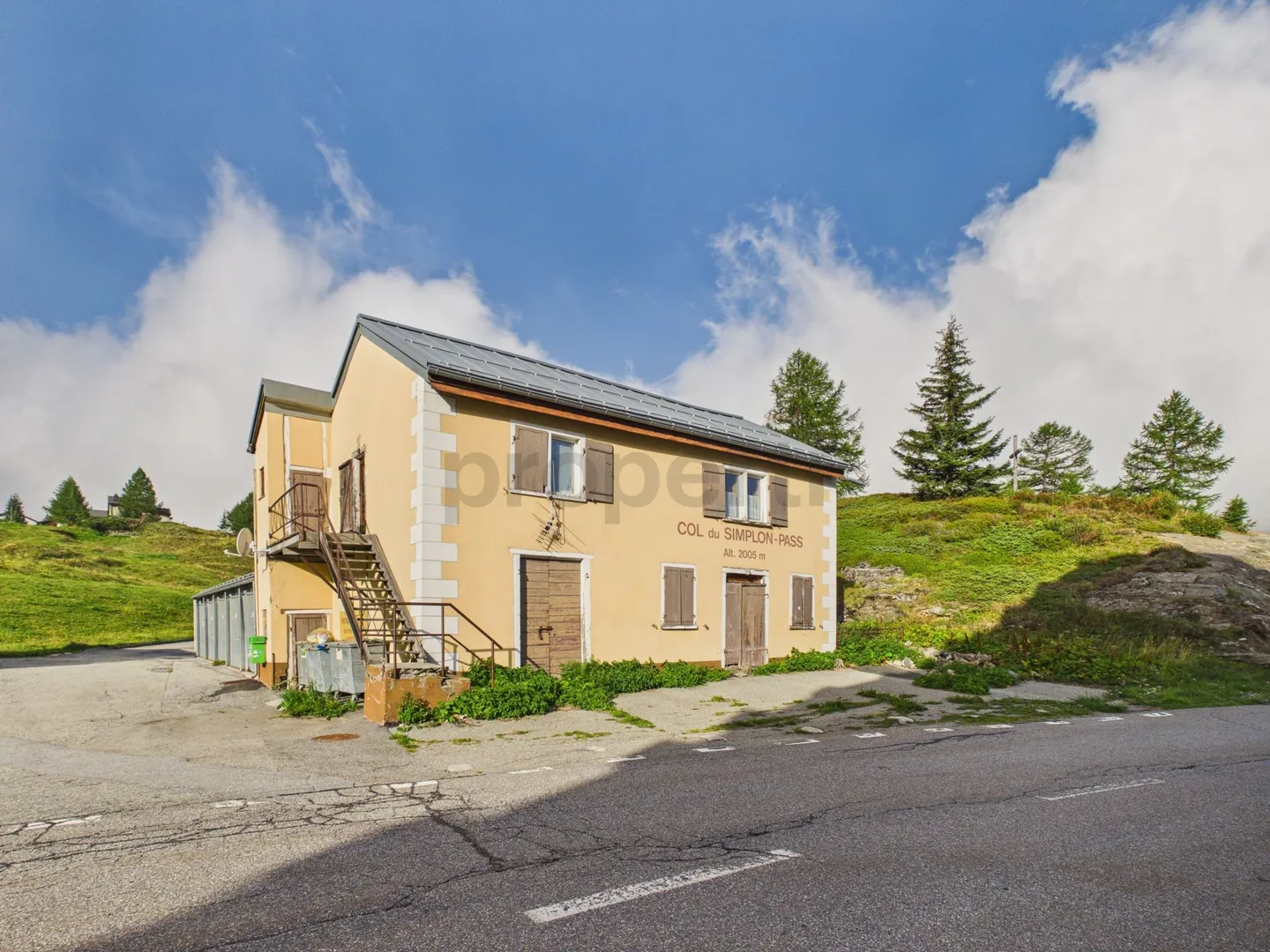 Gioiello storico del passo a 2'005 m s.l.m.: 228 m² di superficie abitabile, sfondo alpino da sogno e utilizzo versatile - Foto 2 di 8