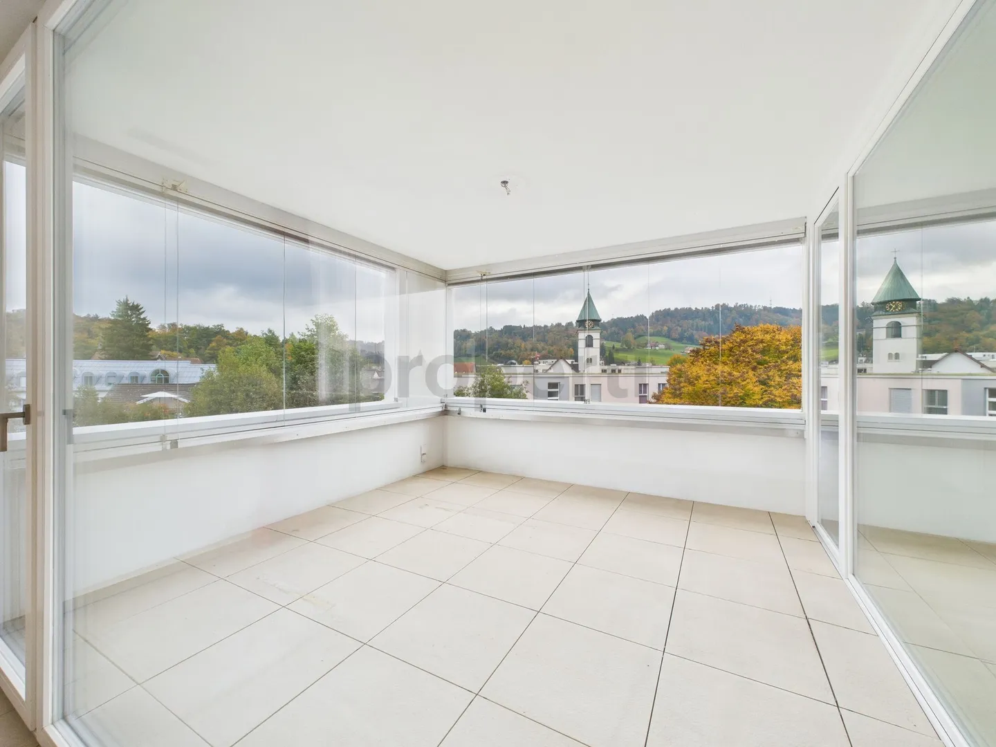 Moderno appartamento di 4,5 stanze con loggia spaziosa nel bosco - Foto 12 di 13