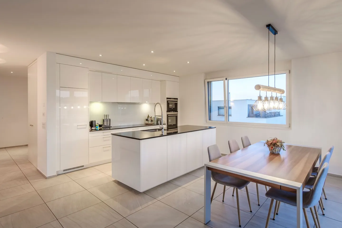 Appartement penthouse exclusif de 3,5 pièces en standard de propriété avec vue sur le Pilatus - Photo 2 sur 12