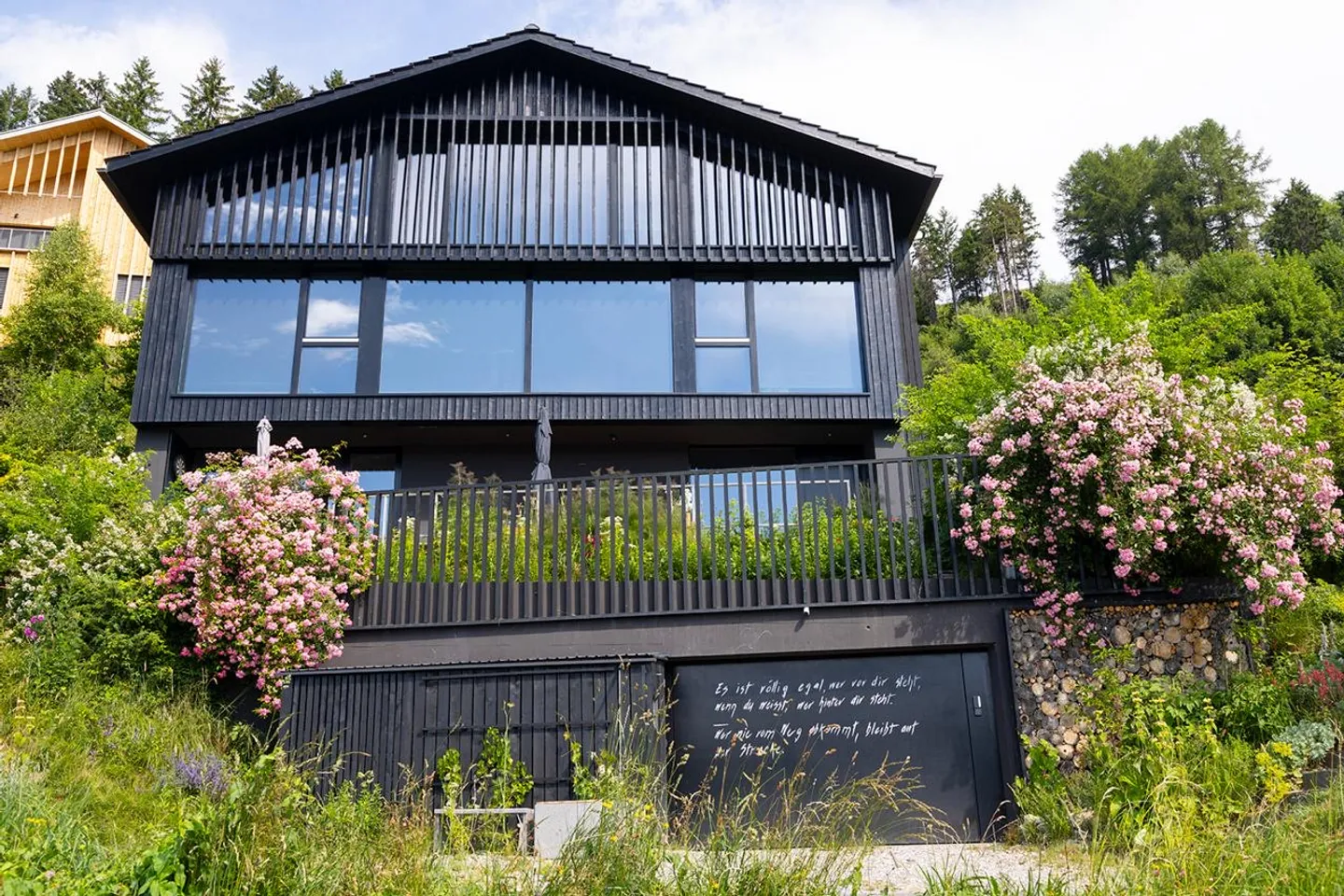 "Casa Nera" - einzigartiges Einfamilienhaus an sonniger Hanglage im Val Lumnezia - Photo 1 of 10