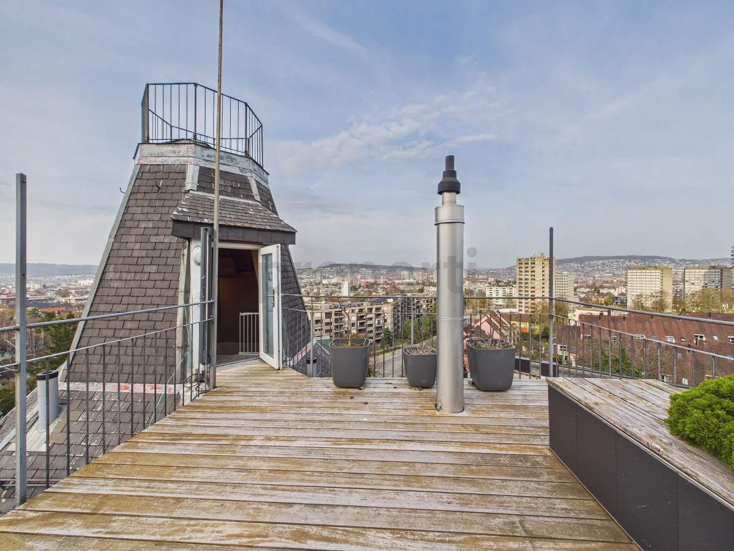 Living above the rooftops of Zurich Exclusive 2.5-room attic apartment with terrace - Photo 2 of 13