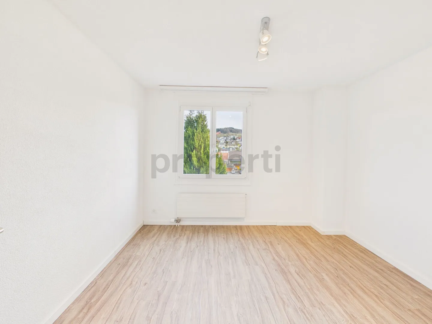 Spaziosa casa a schiera di 5,5 stanze in una posizione collinare tranquilla - Foto 9 di 13