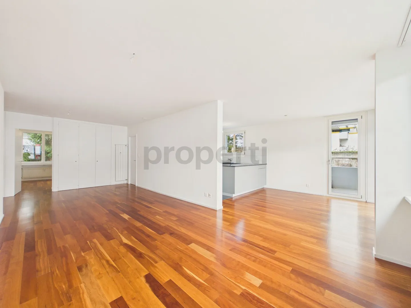 Appartamento 4.5 stanze modernizzato con 4 balconi a Reinach - Foto 8 di 10