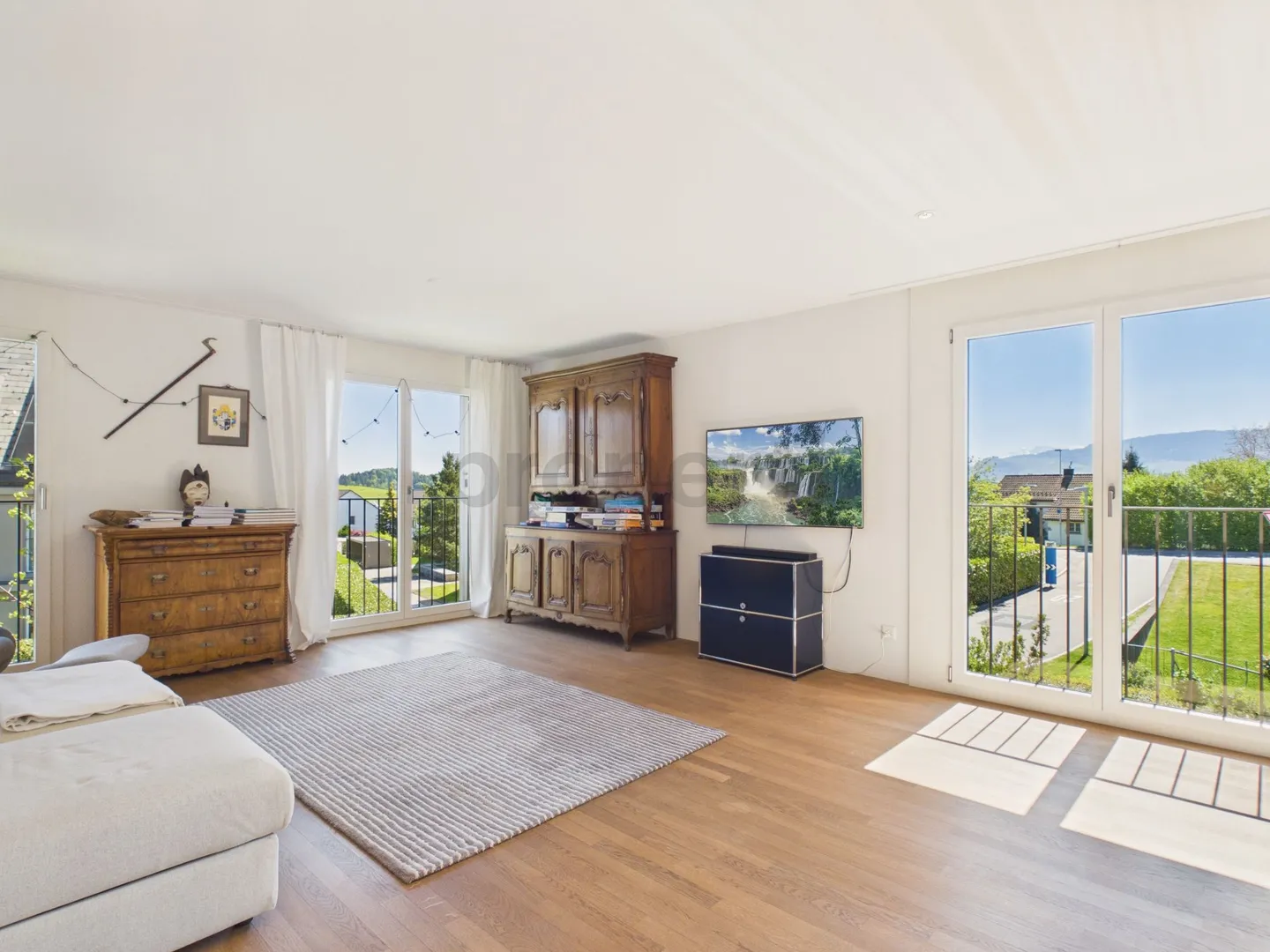 Maison jumelée moderne de 5,5 pièces avec beau jardin à Hirzel - Photo 5 sur 12