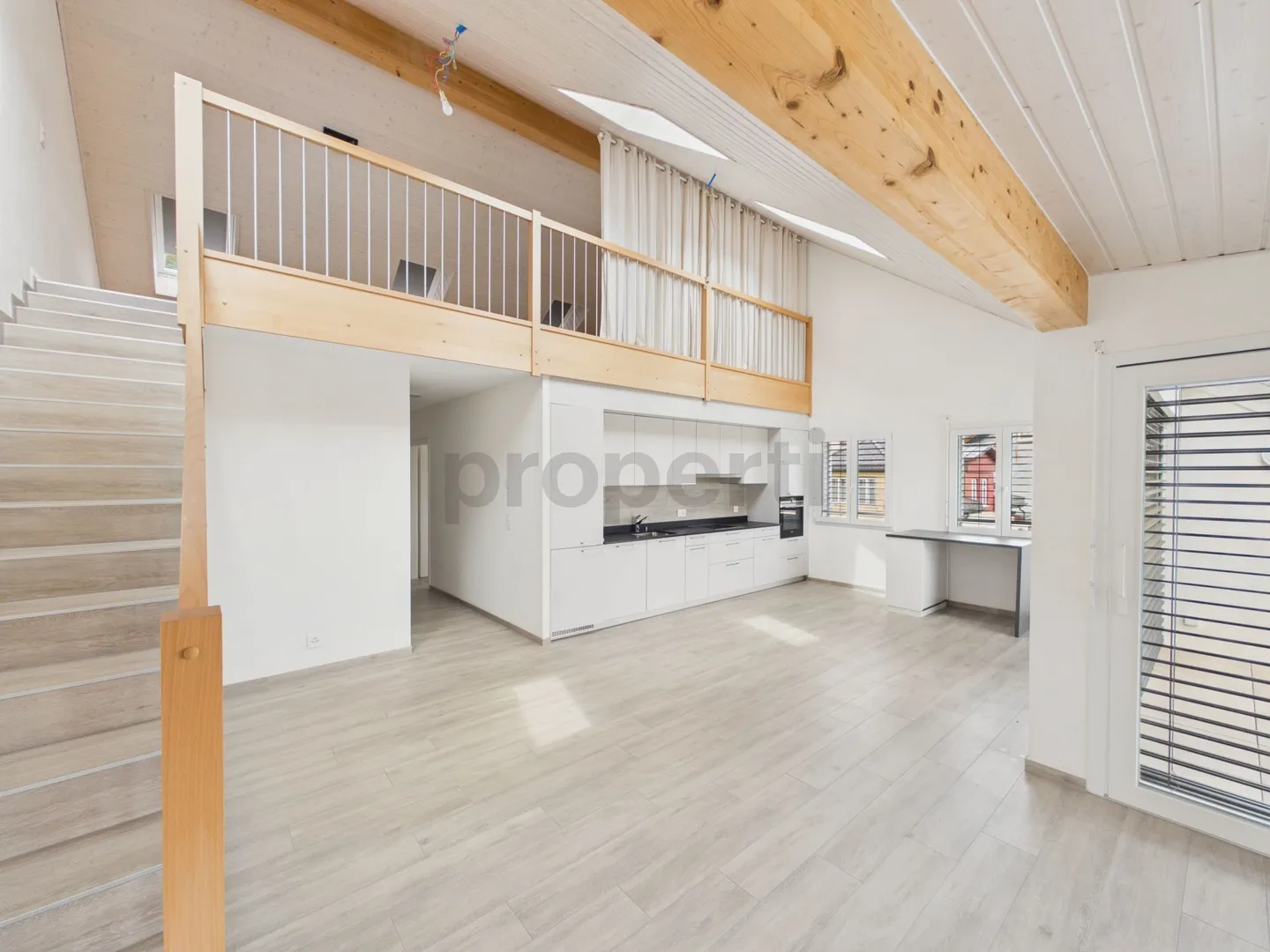 Wunderschönes Penthouse mit herrlichem Blick, großer Mezzanine und nahen Verkehrsanbindungen - Foto 2 von 13