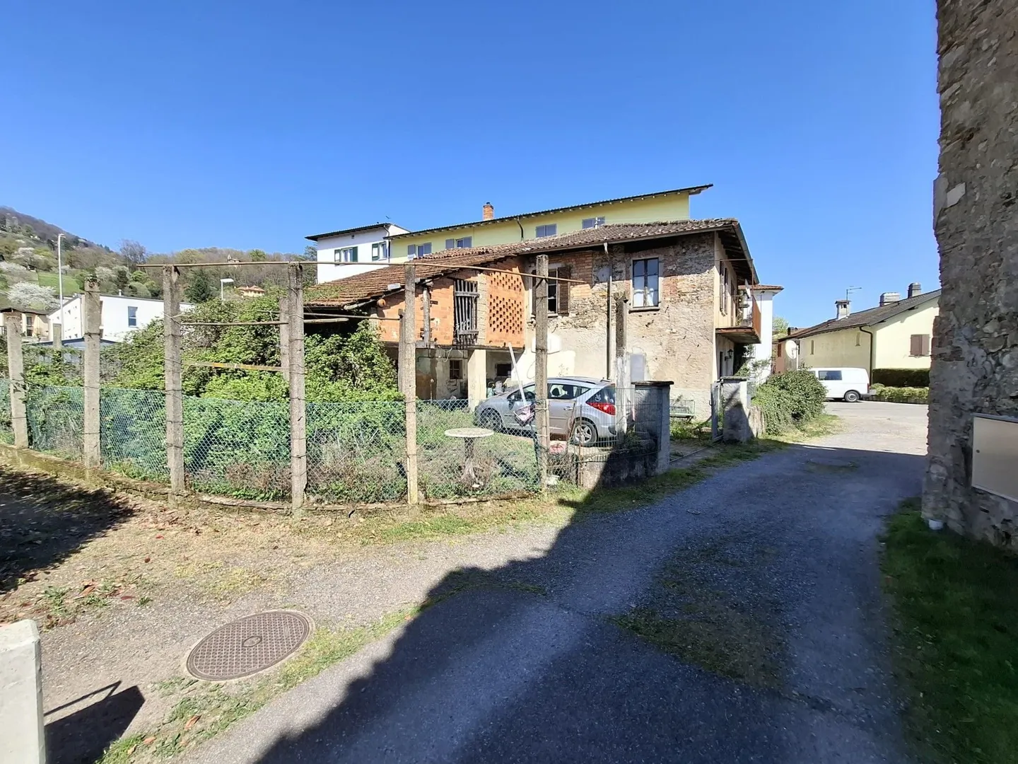 Terrain constructible avec projet approuvé dans une position stratégique à Magliaso - Photo 1 sur 4