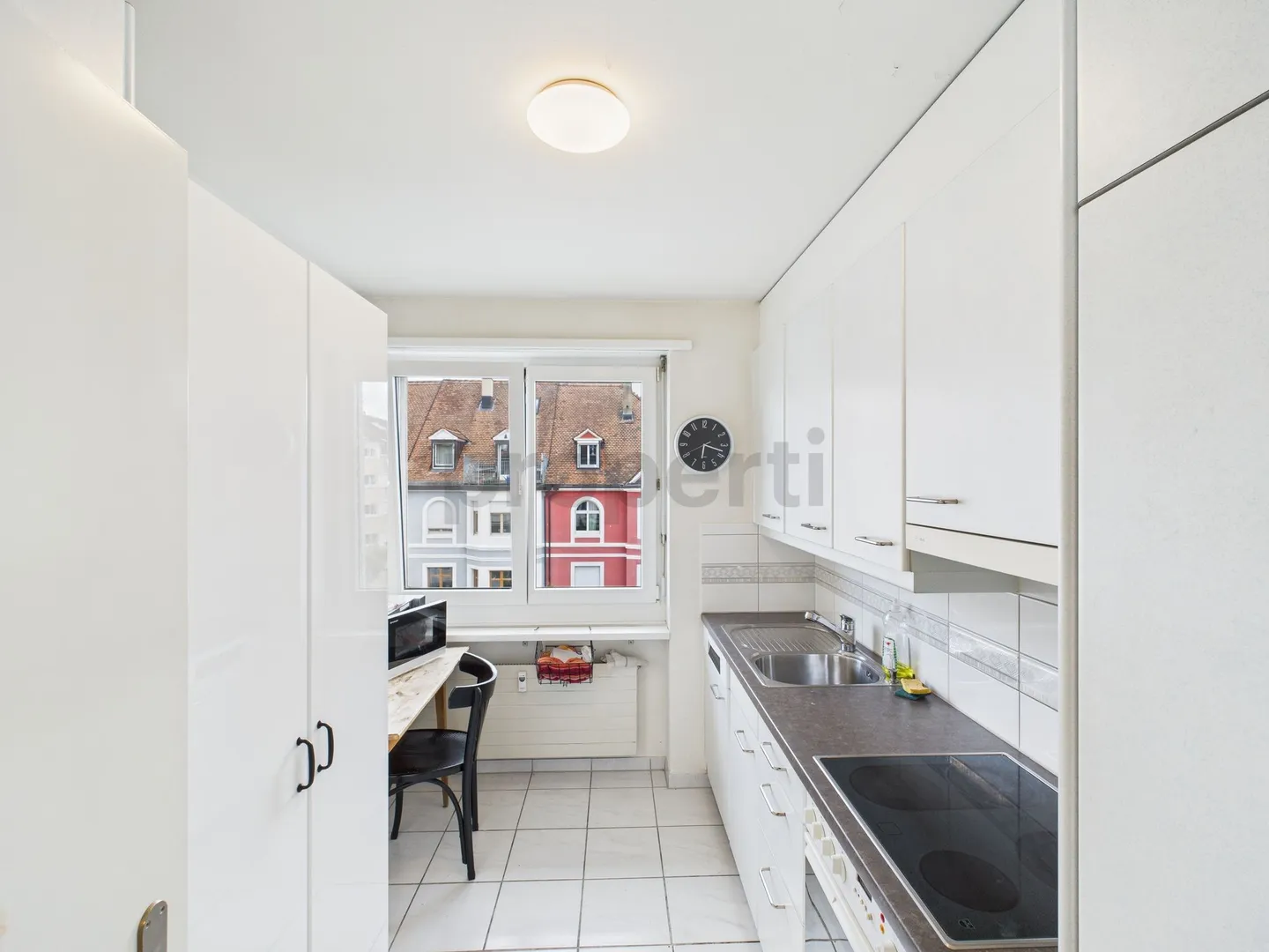 Furnished 4-room apartment with city view in Basel - Photo 4 of 12