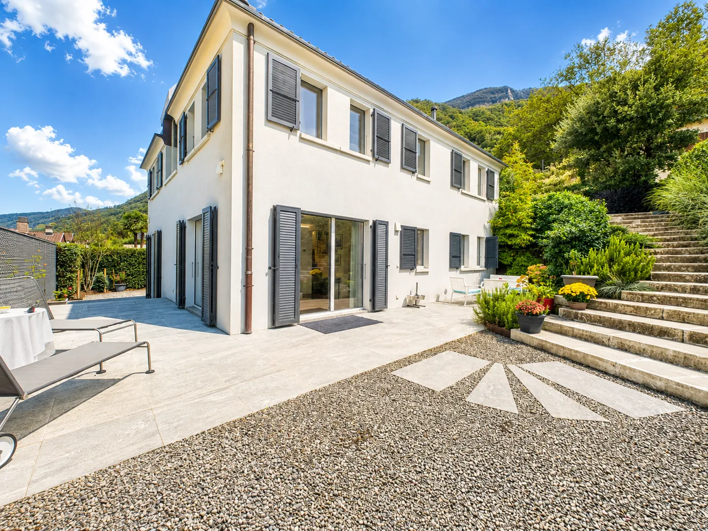 Bright single-family villa with 5.5 rooms in Riva San Vitale, TI - Photo 2 of 13
