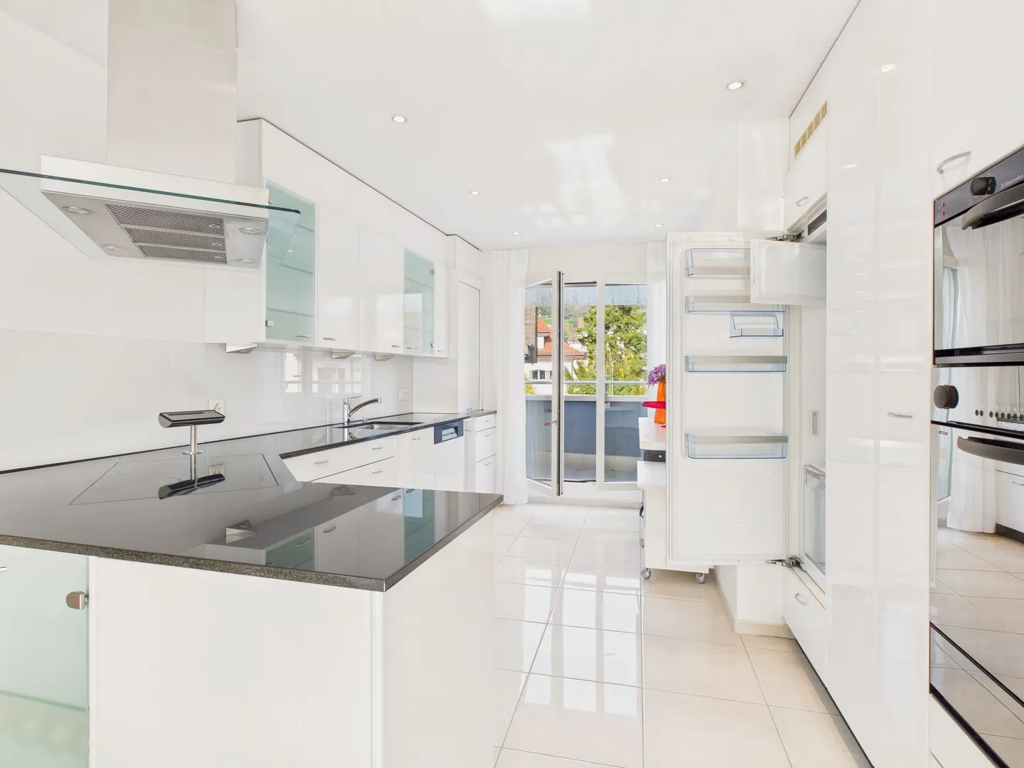 Appartement penthouse meublé de 3,5 pièces avec grande terrasse et vue imprenable sur la vallée de la Limmat - Photo 2 sur 11