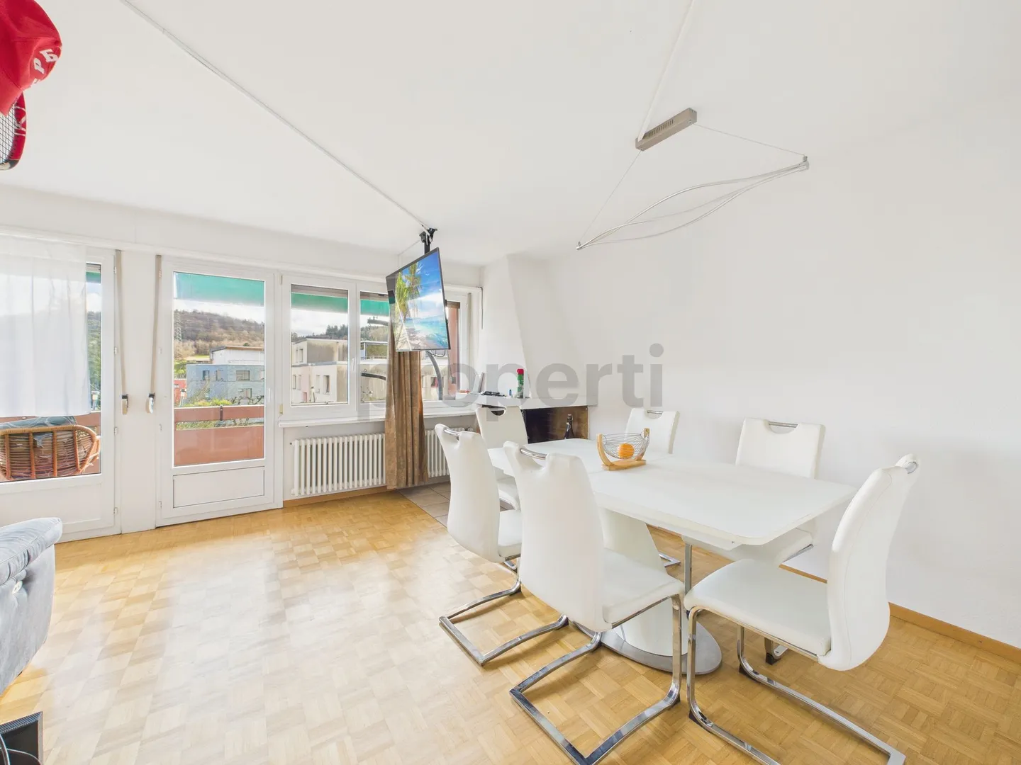 Attractive, light-flooded 3.5-room apartment with parking space in Mägenwil - Photo 2 of 13