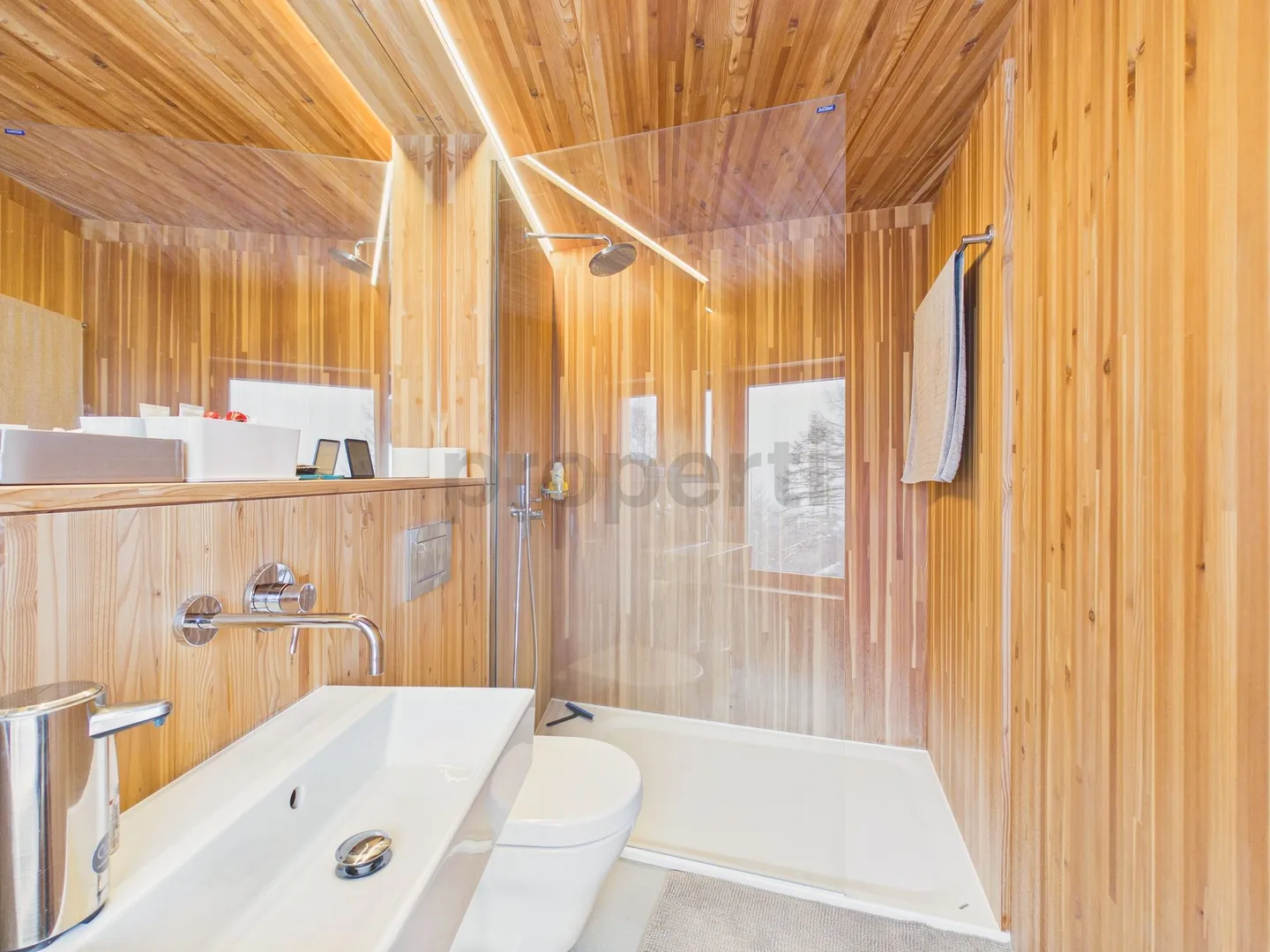 Casa unifamiliare architettonicamente eccezionale in una posizione panoramica di prima classe nelle Alpi svizzere - una seconda casa con comfort abitativo e vista ampia - Foto 10 di 13