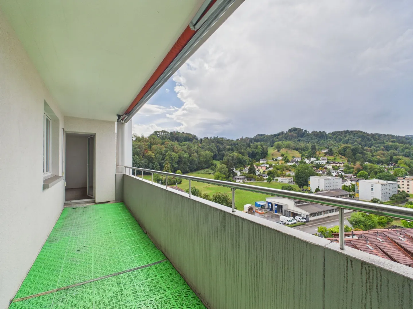 Lichtdurchflutetes Wohnen mit Balkon und Weitsicht - Foto 9 di 12