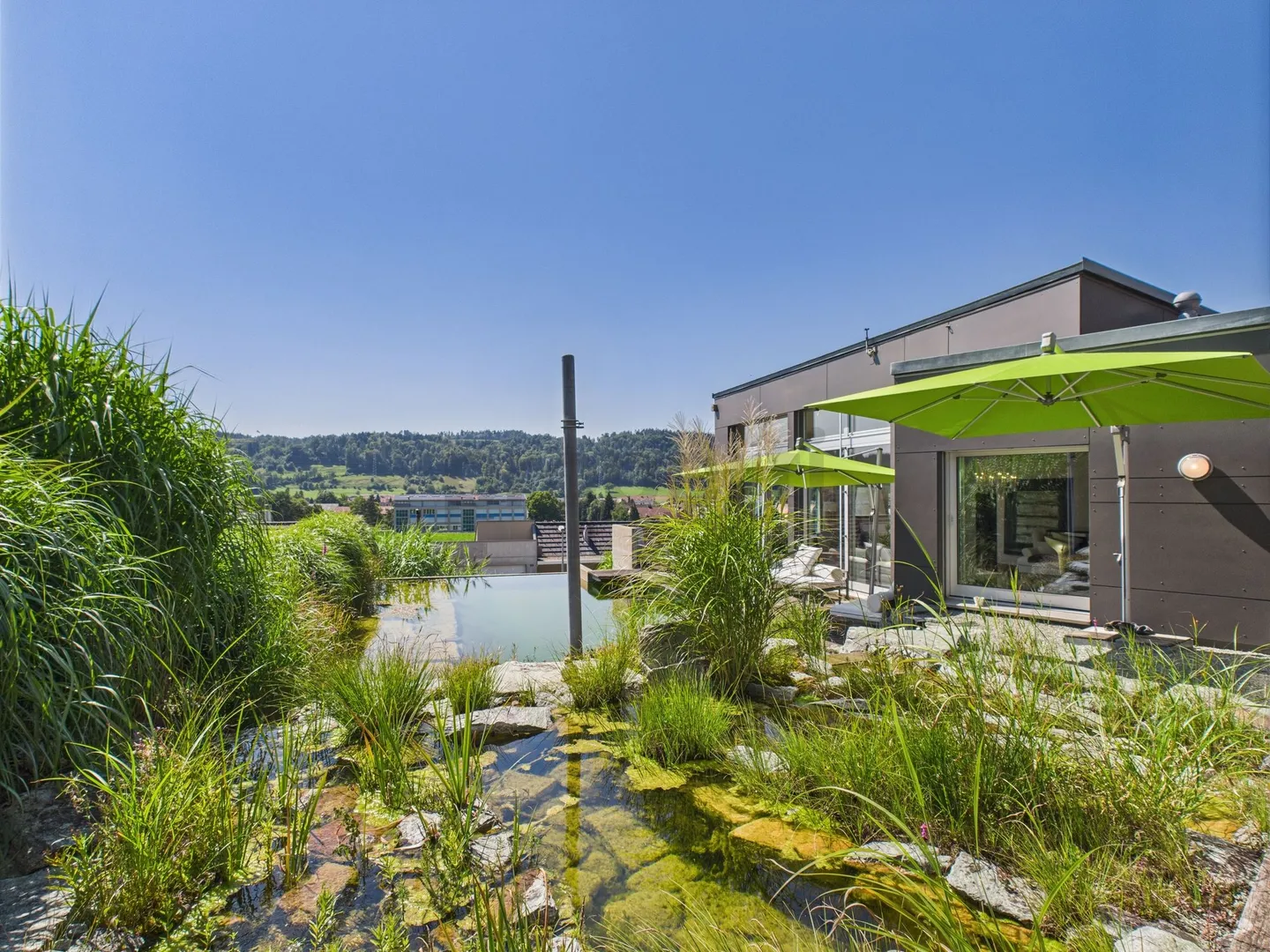 Zeitlose Eleganz trifft modernen Luxus  Ihre Traumvilla mit Pool &amp; Wellness-Oase - Foto 1 von 13