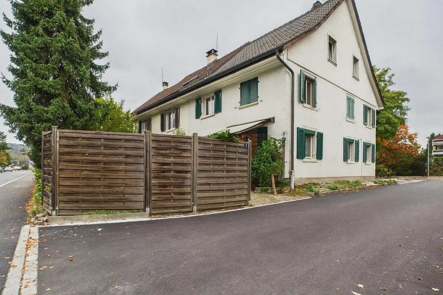 Occasion rare - Maison de rangée spacieuse dans un emplacement central à Dübendorf - Photo 1 sur 12