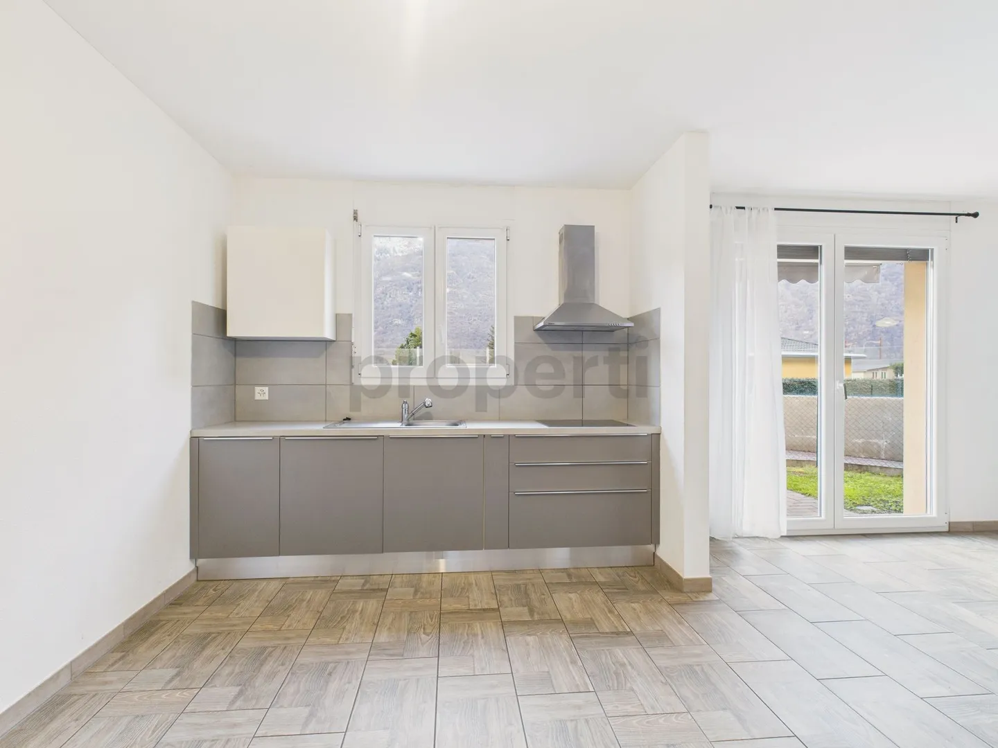 Moderna casa a schiera di 4.5 locali con giardino a Cresciano - Foto 5 di 13