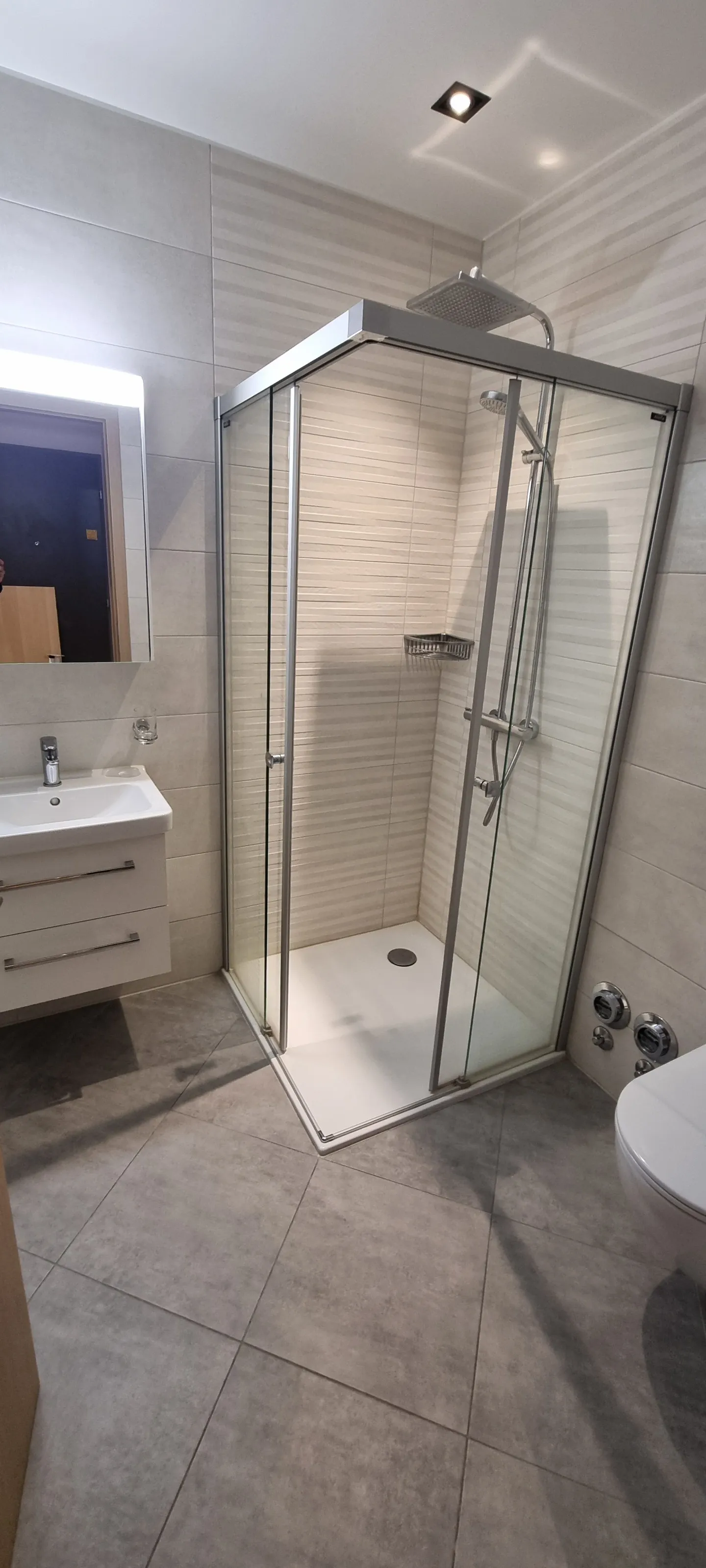 Modernes Möbliertes Appartement mit Balkon - Foto 9 von 10