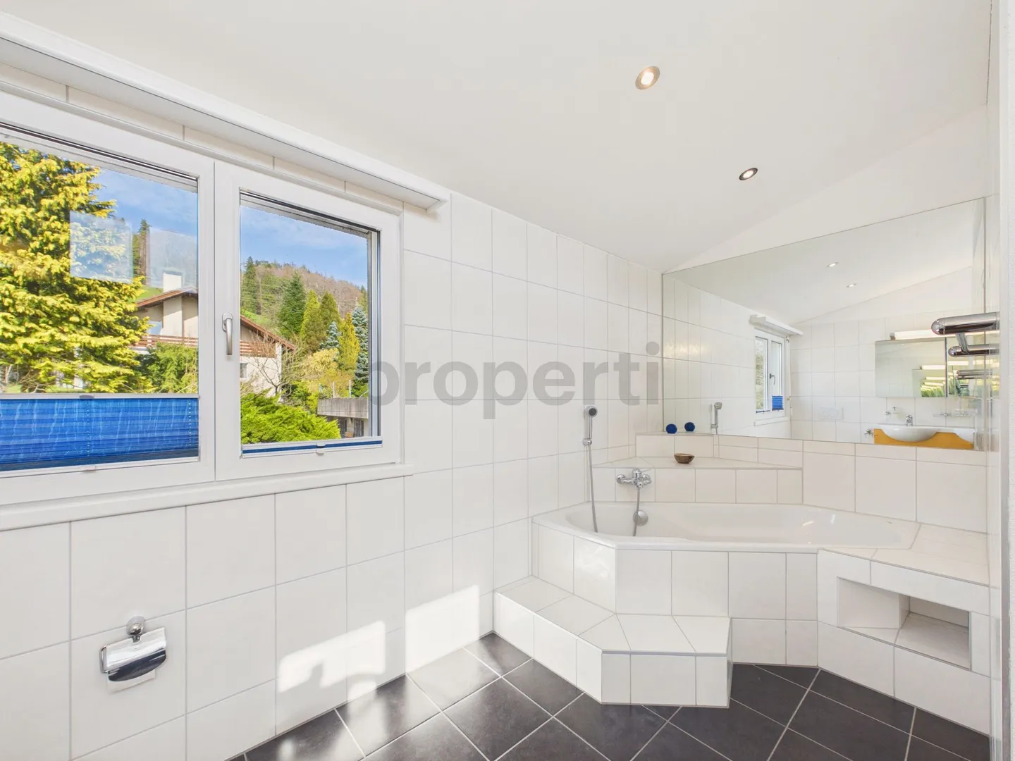 Grosszügiges, familienfreundliches Einfamilienhaus an sonniger, ruhiger Lage mit grossem Garten - Foto 12 di 13