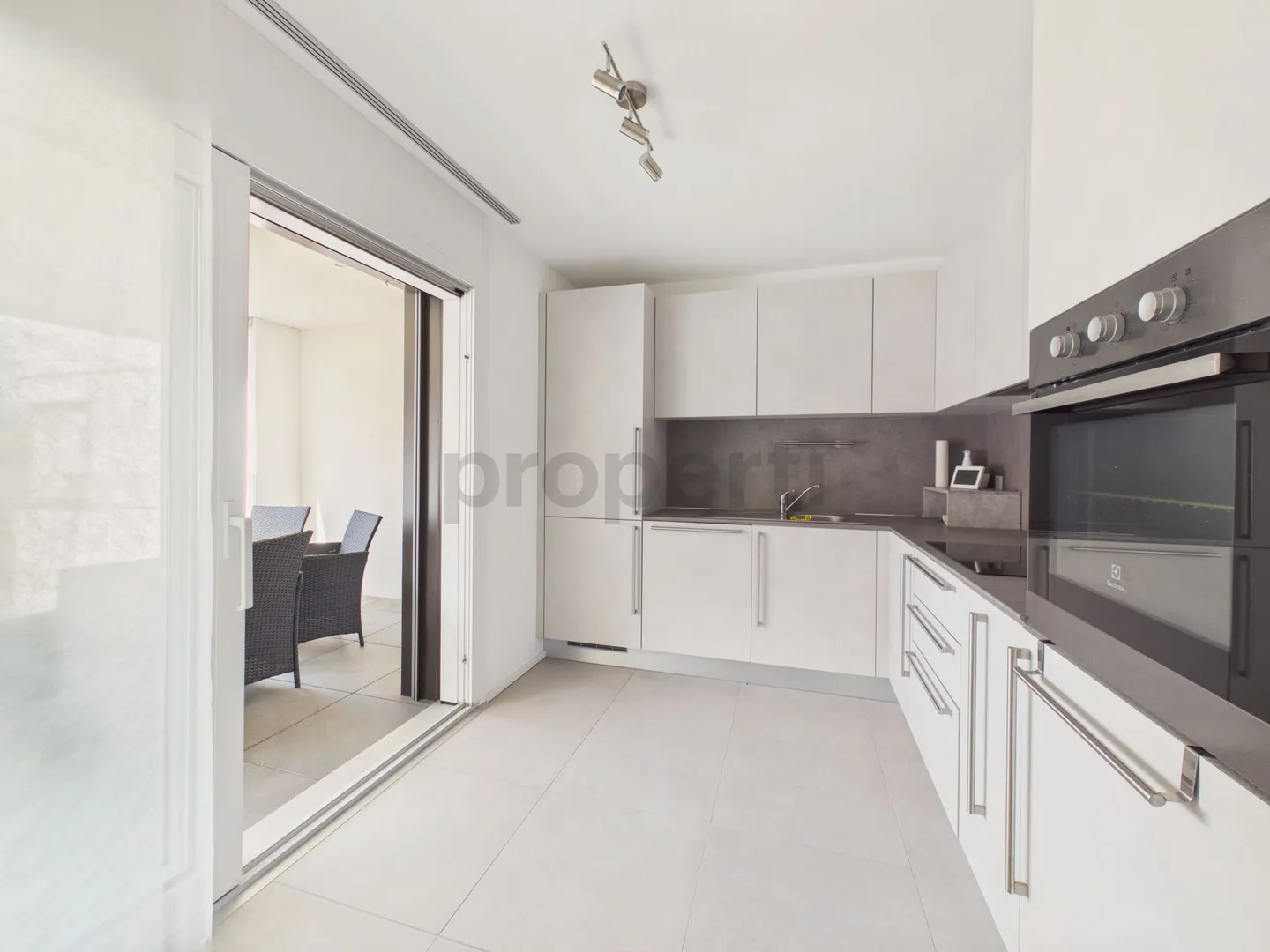 Moderno 3.5 locali con grande terrazza, Giubiasco - Foto 6 von 13