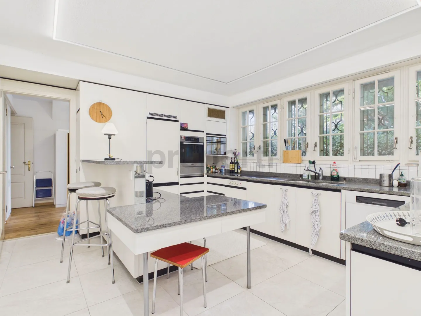 Discret de l'extérieur. Une villa très privée de 7,5 pièces avec une grande piscine et un beau jardin - Photo 5 sur 6