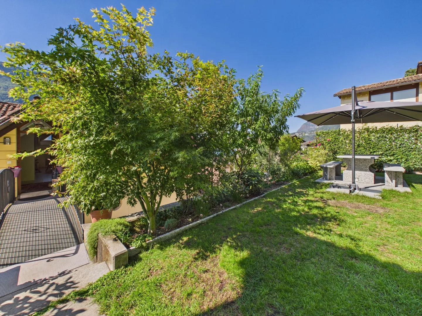 Attico con Vista Lago Spettacolare, Giardino Privato con pergolato, Panorama & Standing Superiore! - Photo 6 of 7