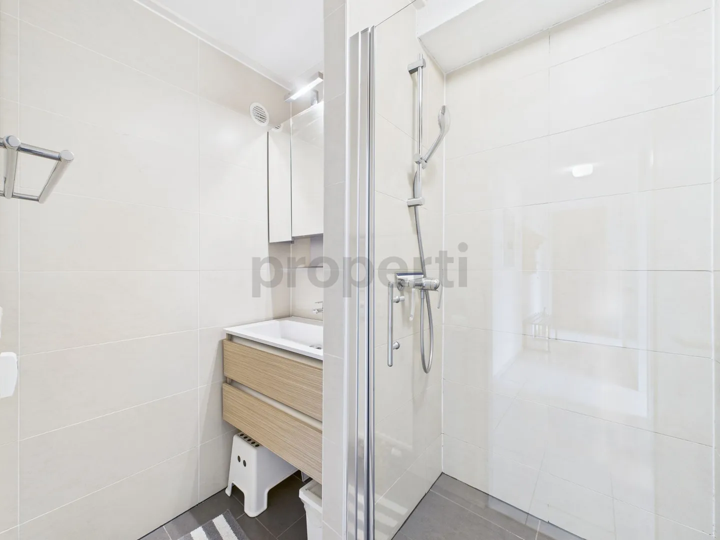 Appartement attrayant de 3 pièces avec vue sur les Alpes, deux espaces de rangement et place de parking en sous-sol à Valens - Photo 9 sur 13