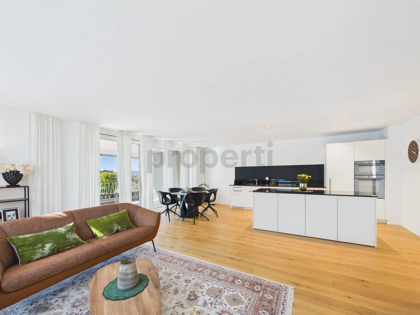 Appartement élégant de 3,5 pièces avec vue sur le lac et grand balcon - Photo 2 sur 12
