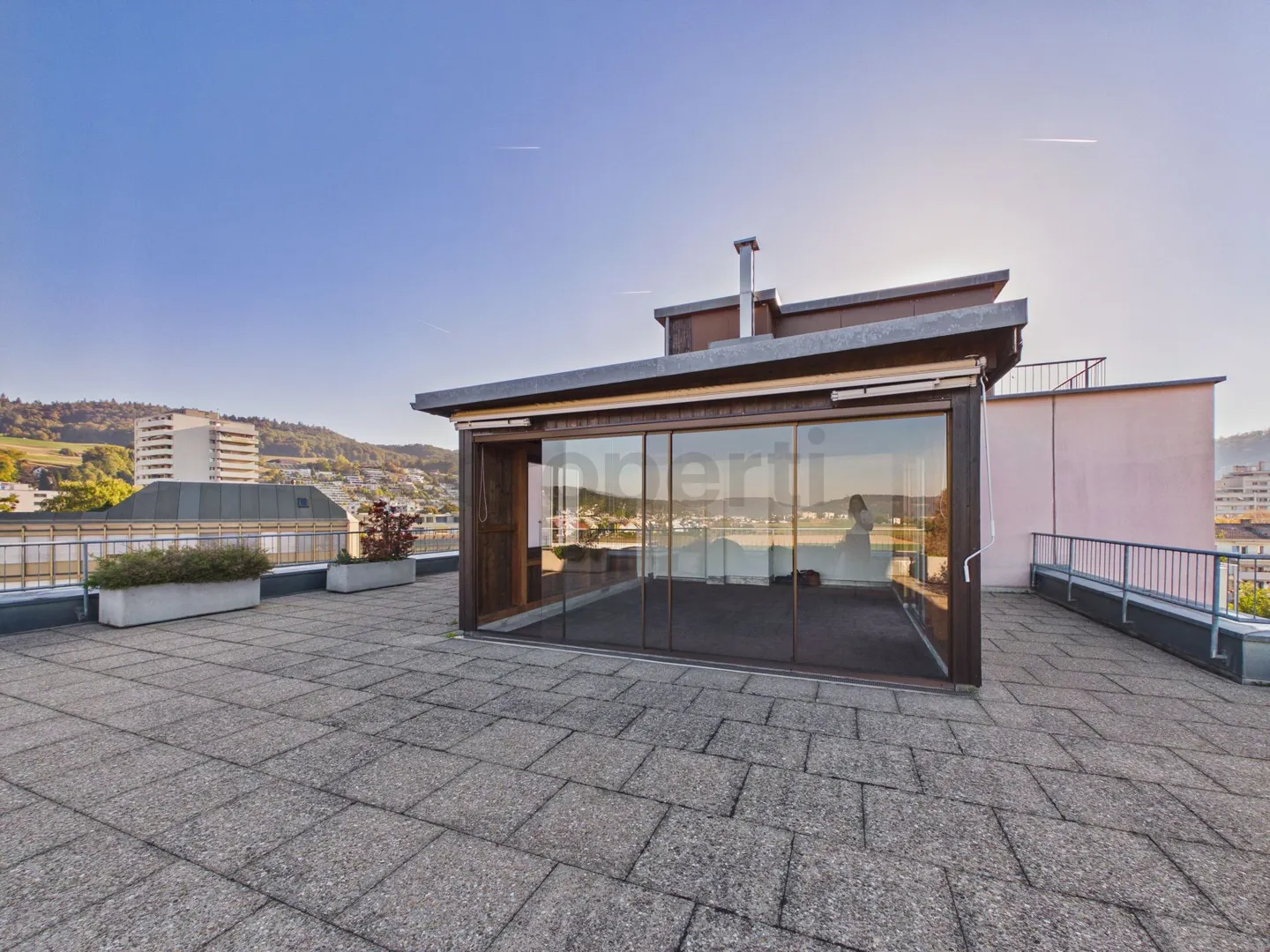 Terrazza privata di 120 m² con padiglione vetrato, camino, balcone sud e posto auto sotterraneo! - Foto 10 di 13