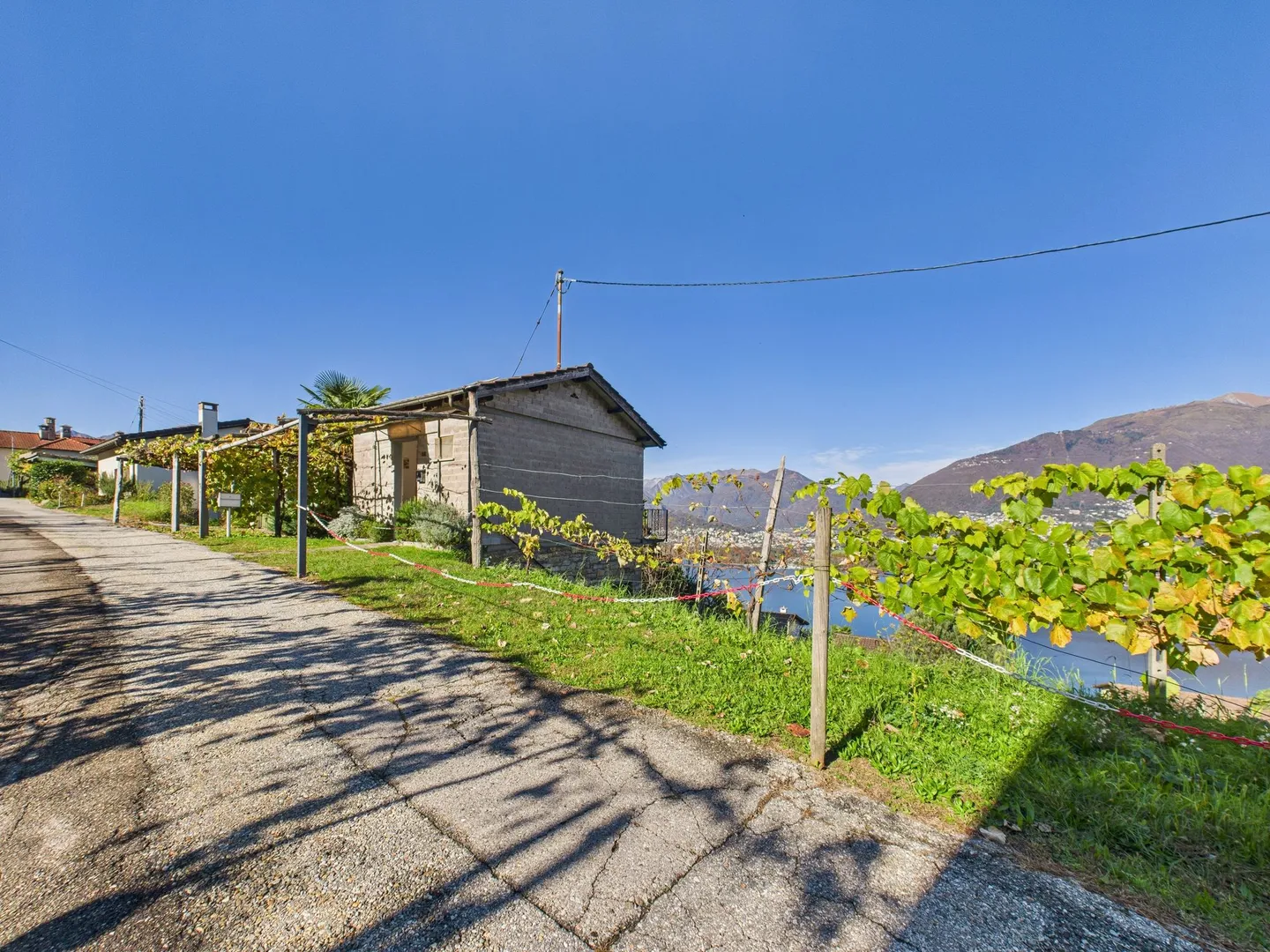 Building plot with rustic and breathtaking view of Lake Maggiore in Vairano (Gambarogno, Ticino) Primary residence / Building plot with rustic and breathtaking lake view in Vairano (Gambarogno, Ticino) First apartment - Photo 1 of 13