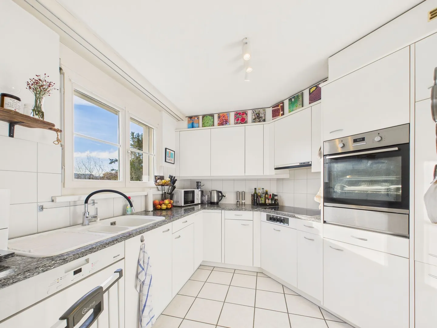 Charming 3.5-room apartment with a view - Photo 2 of 10