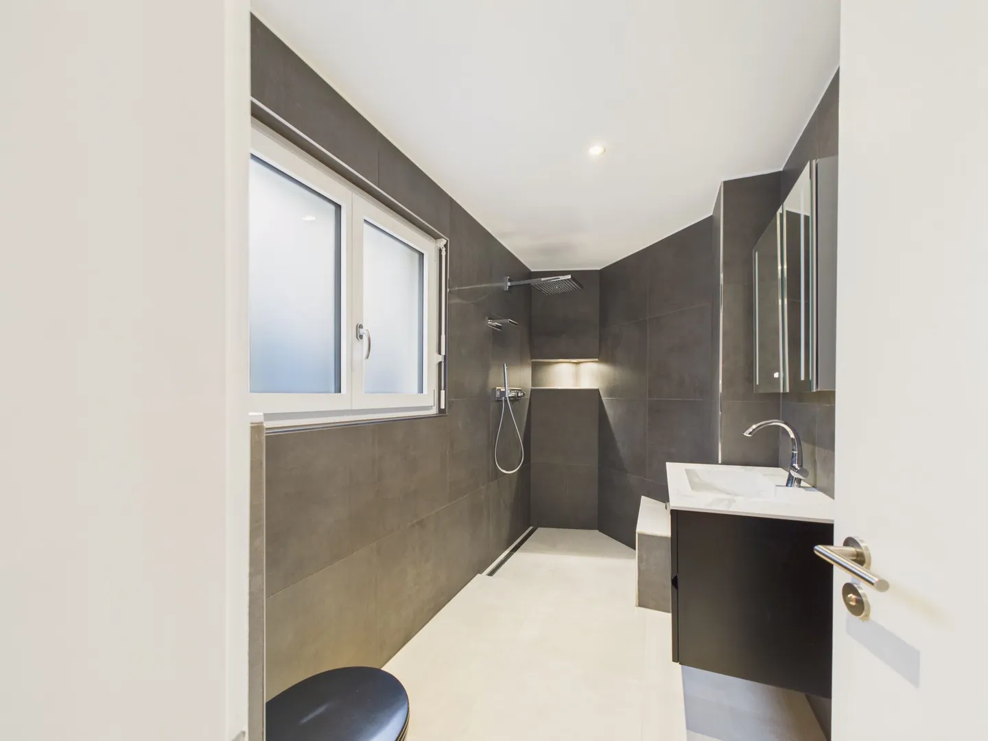 Light-Filled 4.5-Room Apartment in Köniz, BE - Photo 9 of 13