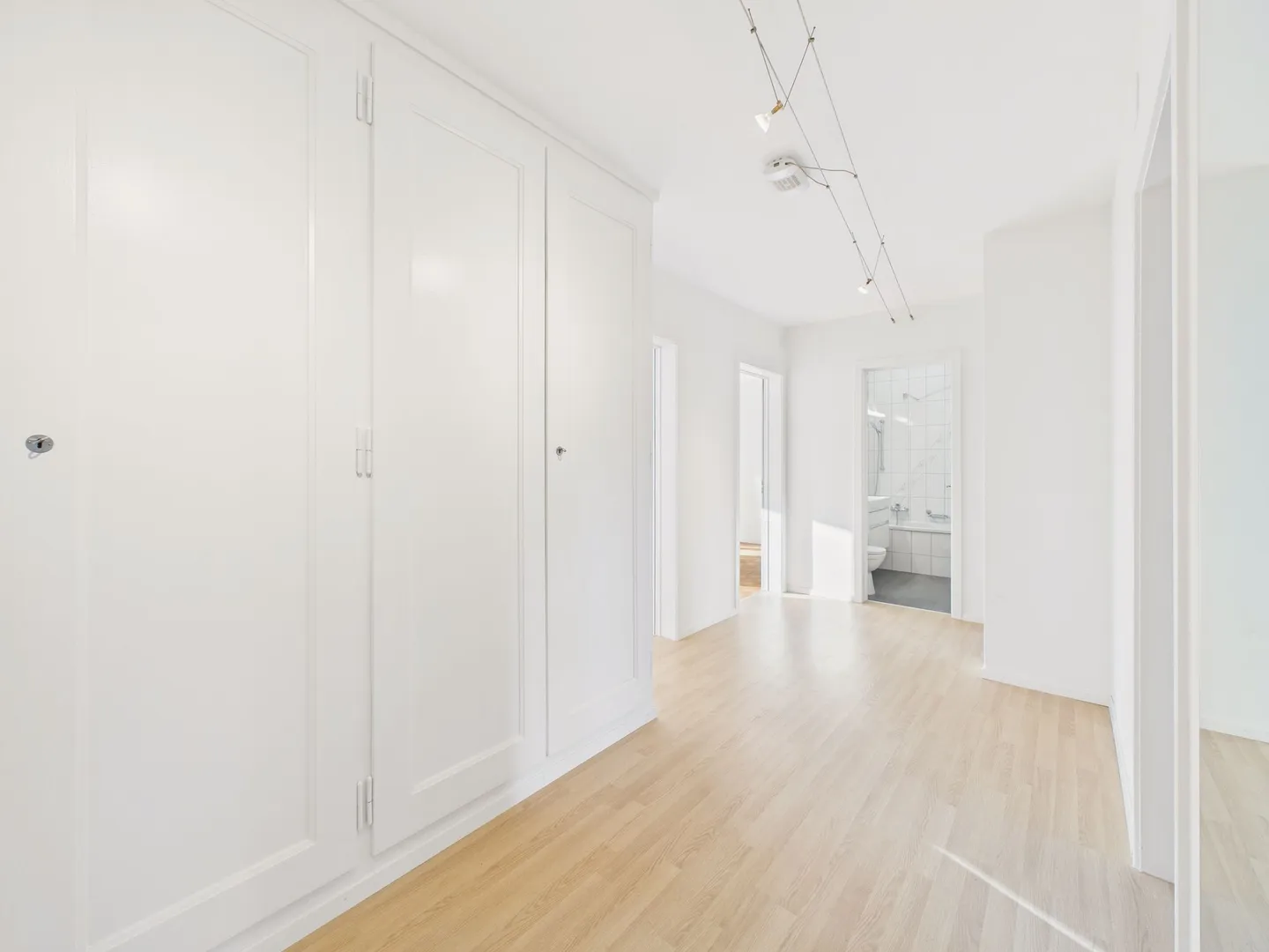 Bright 4-Room Apartment with Beautiful View in Bern - Photo 7 of 11