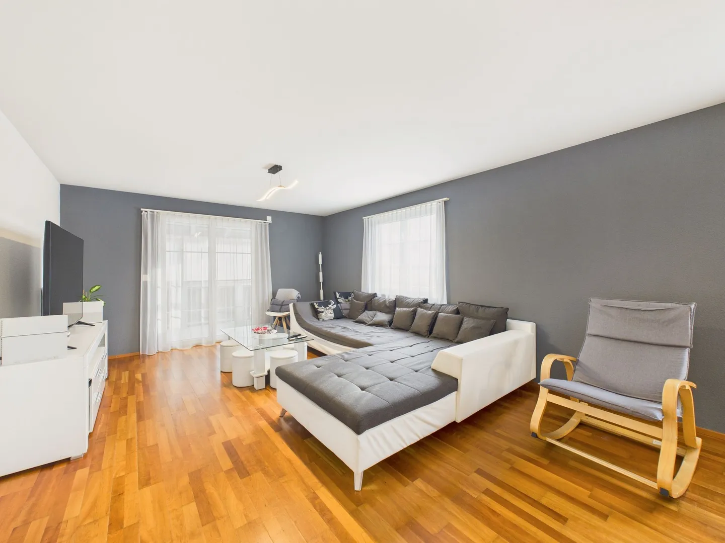 Bright 4.5-room apartment with 2 balconies in Bachenbülach - Photo 1 of 8