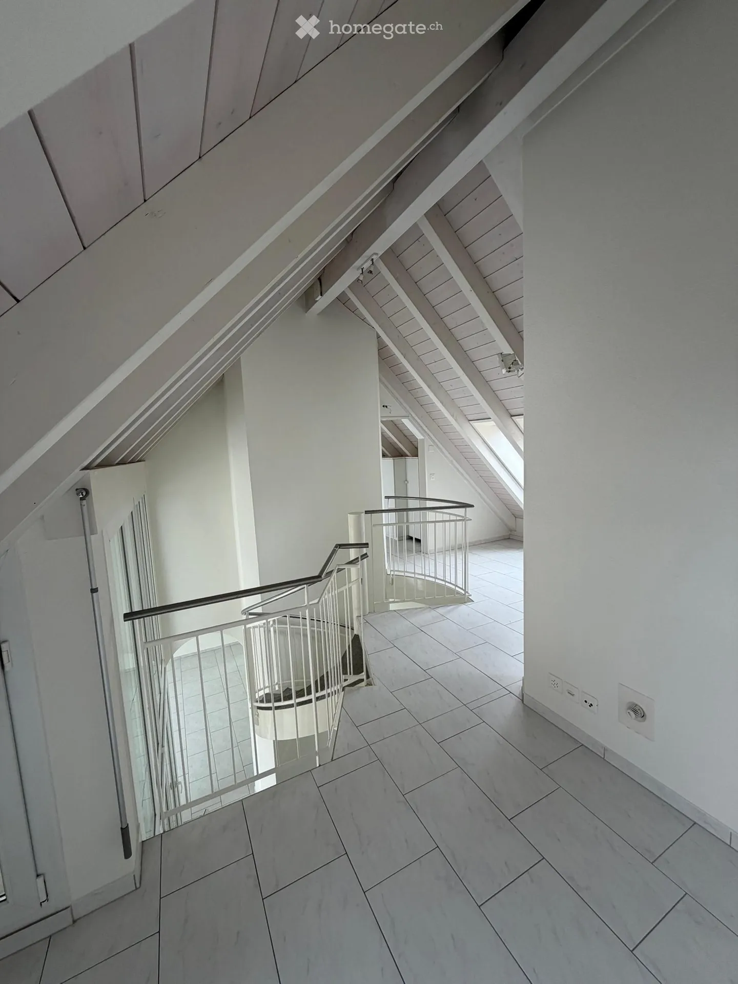 Moderno appartamento di 3.5 locali con ascensore e parcheggio sotterraneo, Unterengstringen - Foto 9 di 13