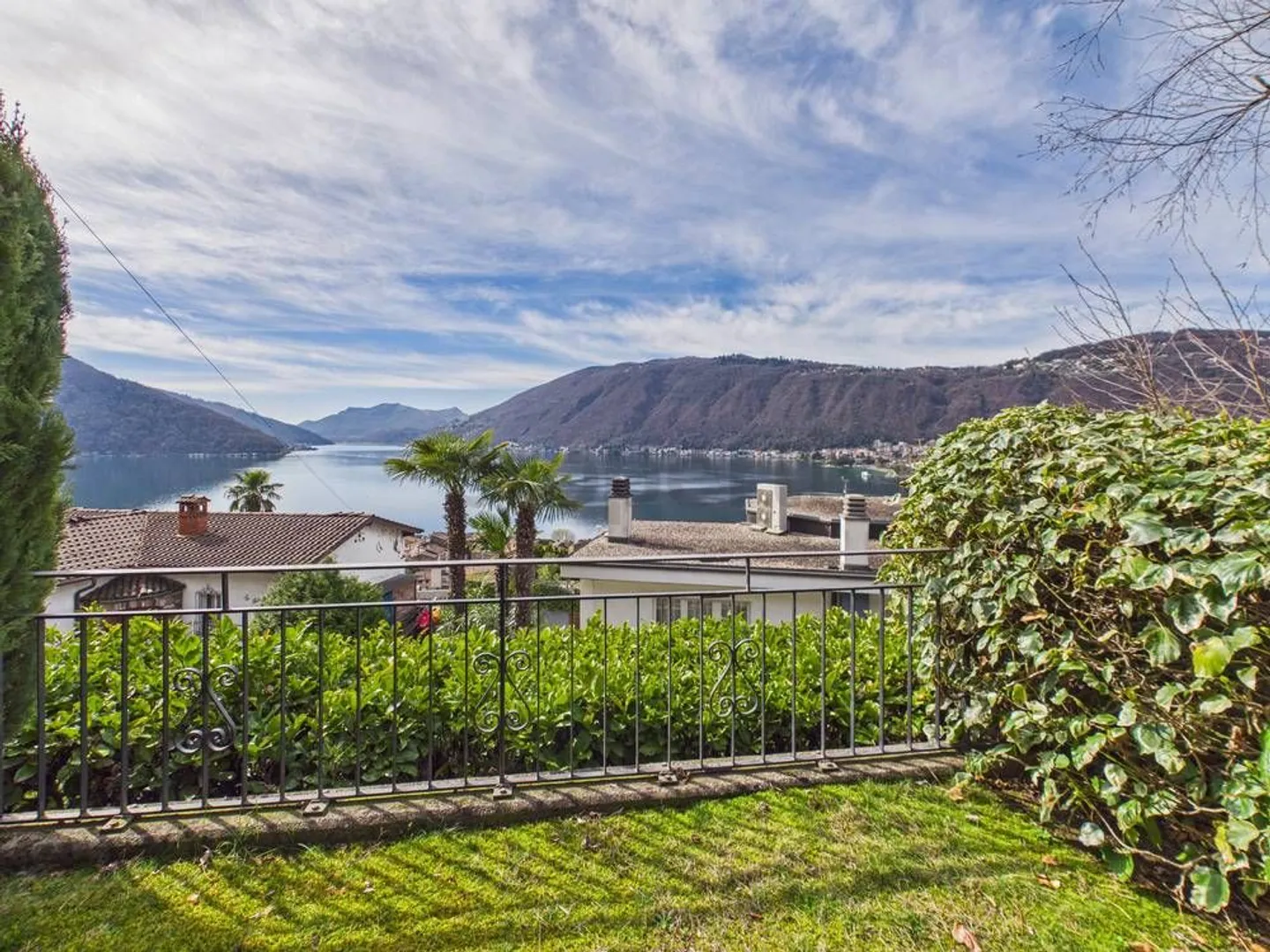 Doppelhaushälfte mit Panoramablick auf den Luganersee und privatem Garten in Bissone - Foto 6 von 13